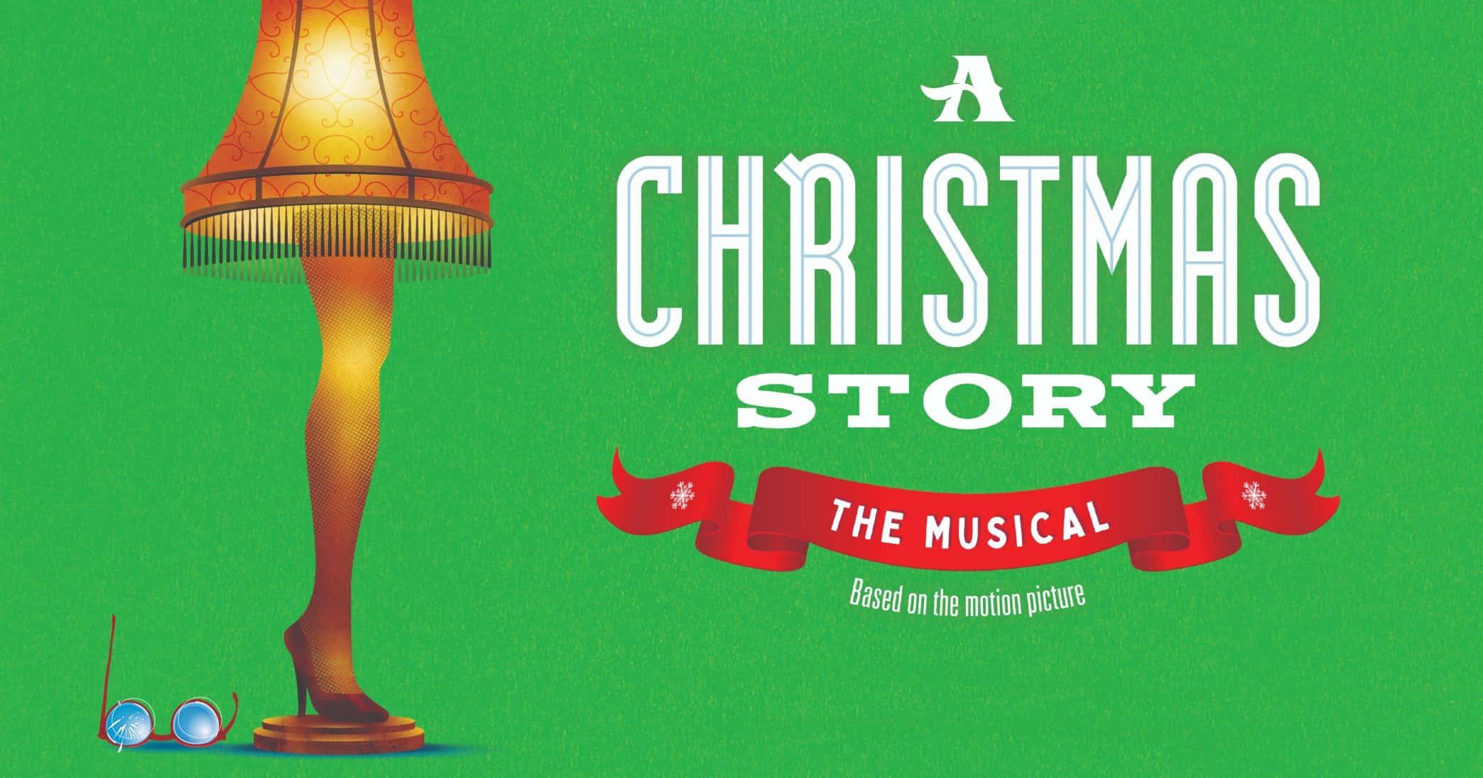 音樂劇《A Christmas Story》海報 壁紙 — 一盞發光的腿形燈高高聳立在充滿活力的綠色背景上，並以粗體白色文字宣佈「A Christmas Story The Musical」。