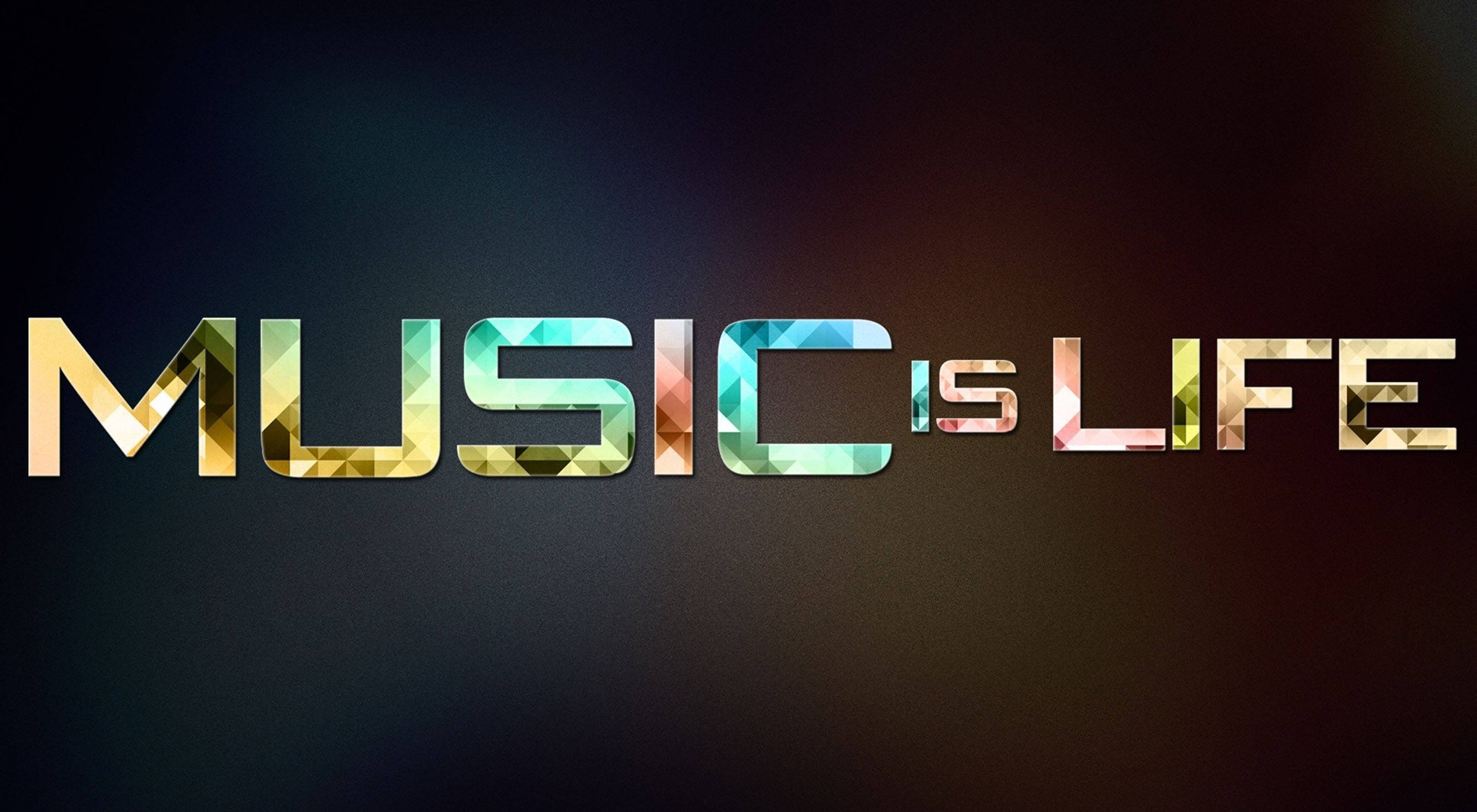 音樂即生命 數位藝術 壁紙 — 粗體文字 'MUSIC IS LIFE' 以彩色幾何切面呈現在深色漸變背景上。