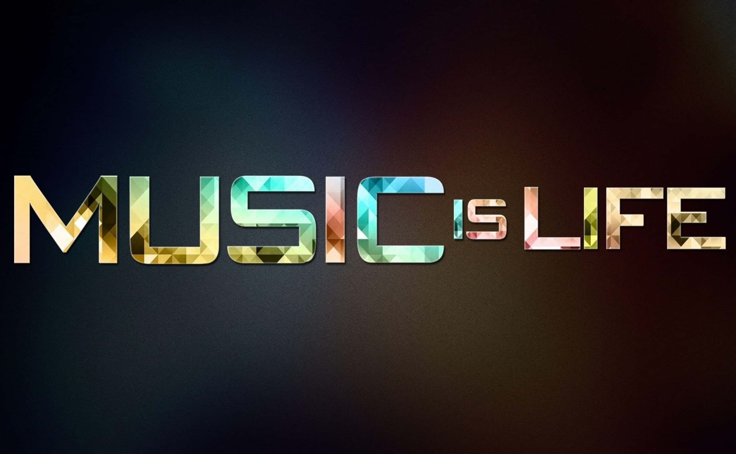 「音樂即生命」閃耀金句 壁紙 — 粗體文字 'MUSIC IS LIFE' 以彩色幾何切面在深色漸變背景上發光。