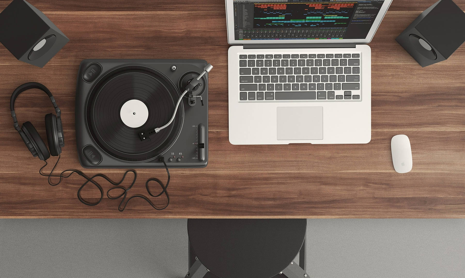 DJ 設置，木製書桌上有唱盤、手提電腦和耳機