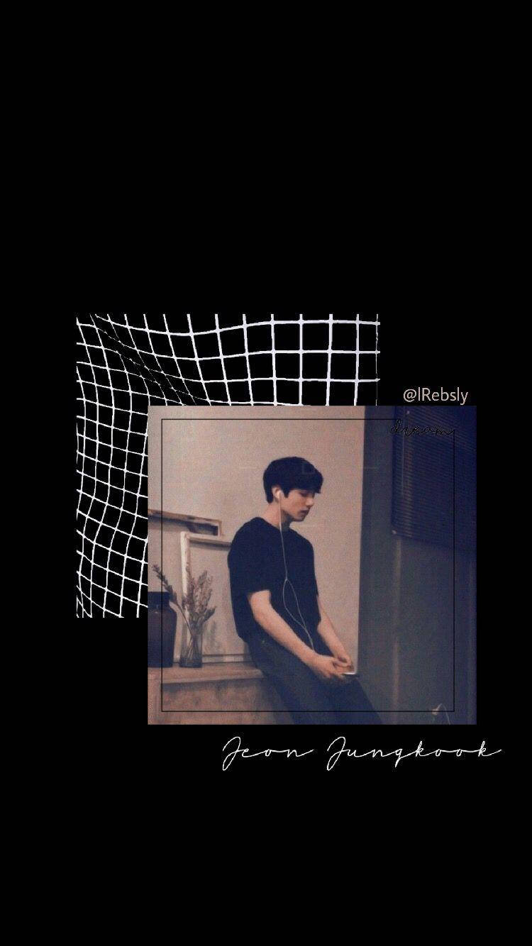 音樂愛好者 Jungkook 美學壁紙 壁紙 — 一位身穿黑色襯衫的年輕男子在室內靜靜地坐著，戴著耳機，以白色網格覆蓋在深色背景上作為框架。