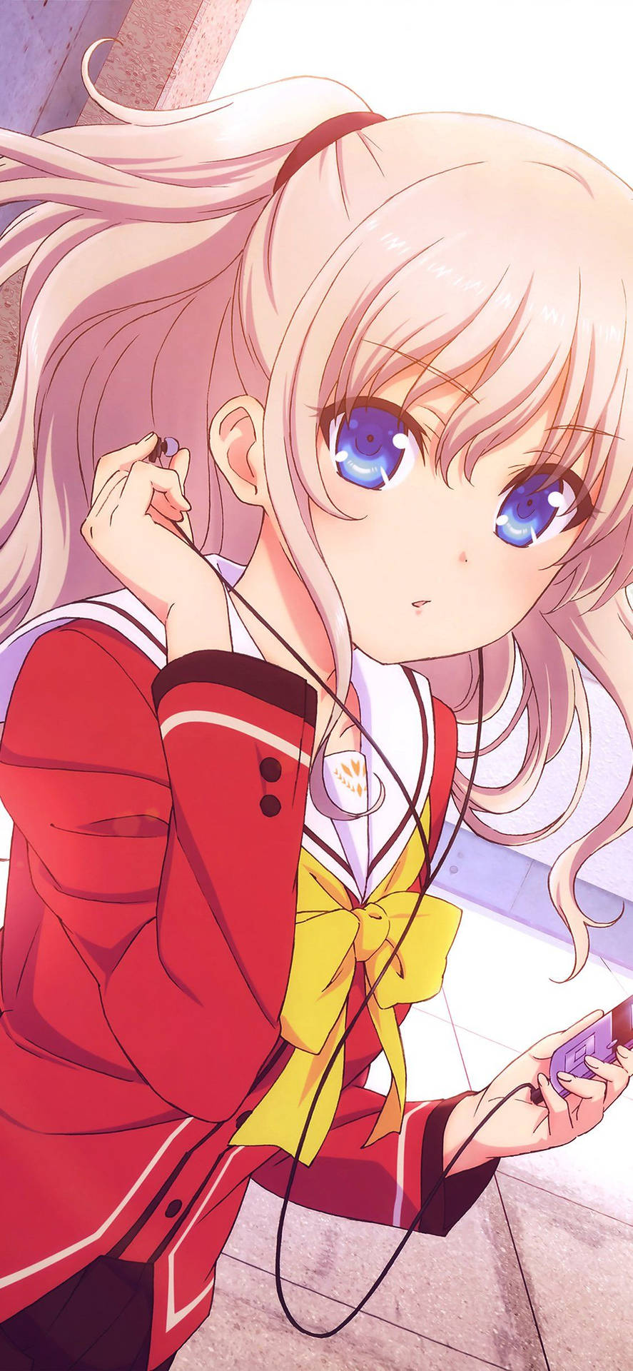 穿著紅色校服、繫著黃色蝴蝶結的動漫女孩戴著耳機聽音樂。