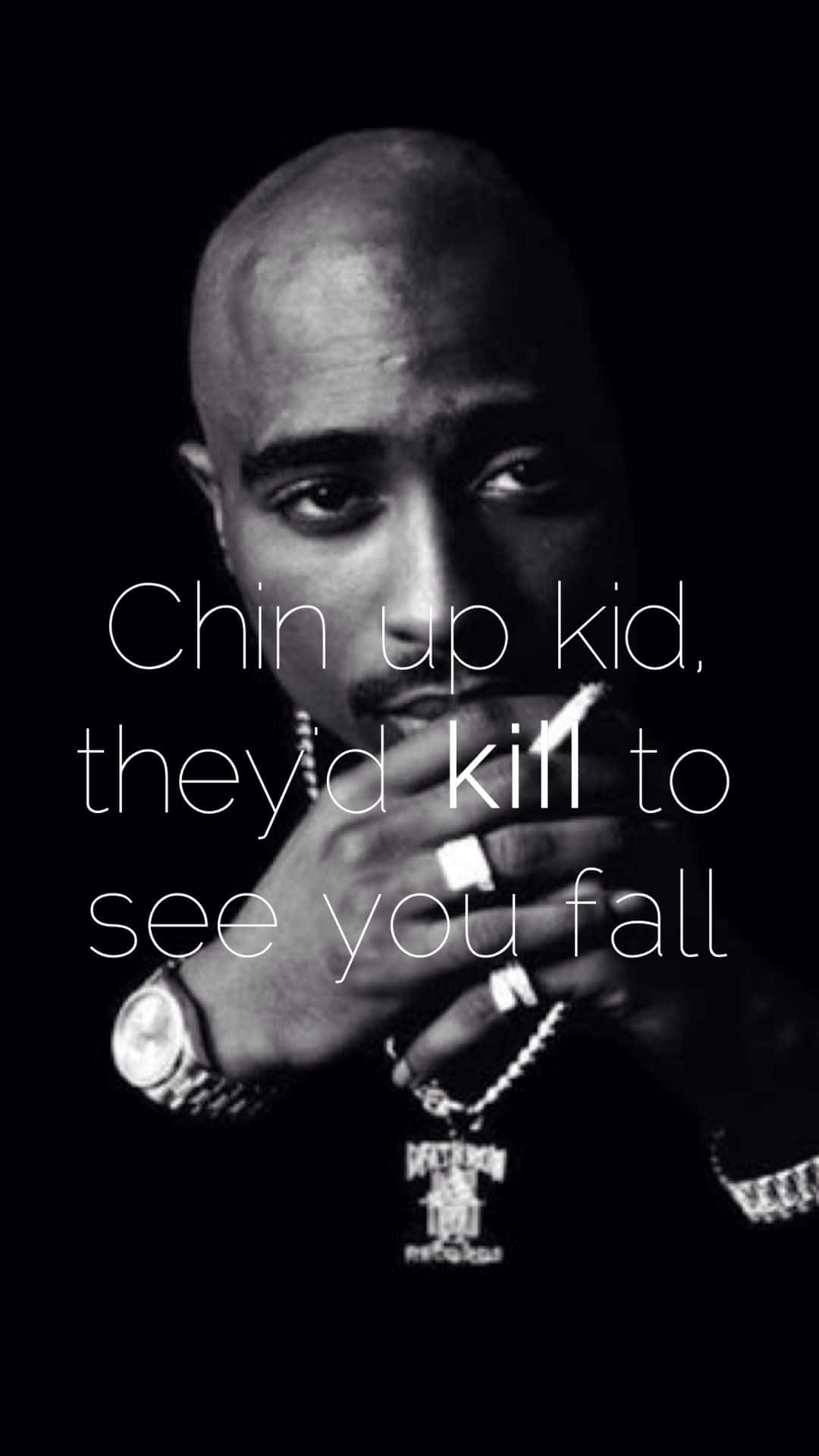 Tupac Shakur手持香煙，疊加了引言「Chin up kid theyd kill to see you fall」。