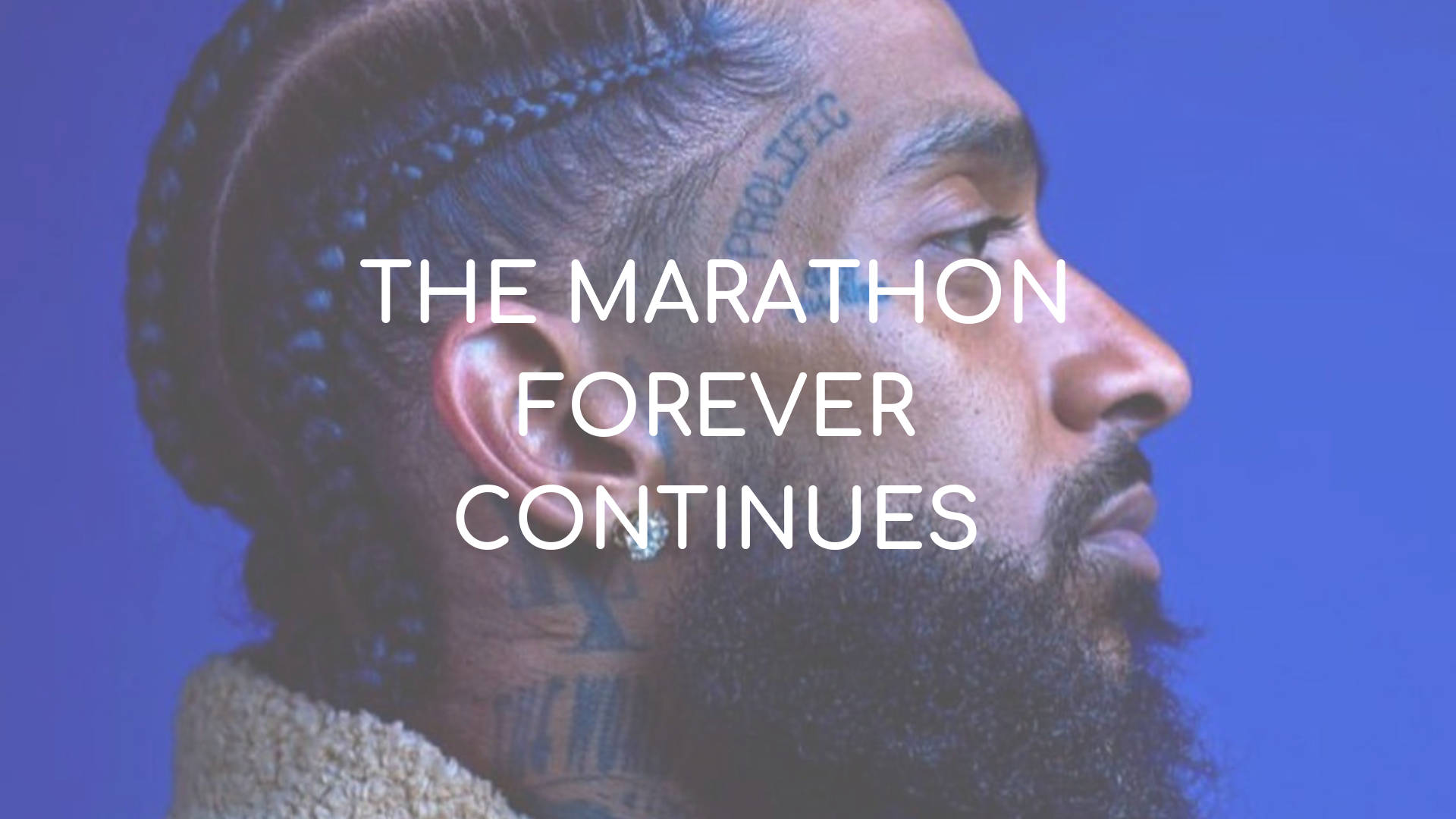 音樂產業傳奇人物 Nipsey Hussle 壁紙 — 一個有辮子頭髮和紋身的男人，在純藍色背景上，帶有粗體白色文字疊加，若有所思地凝視著。