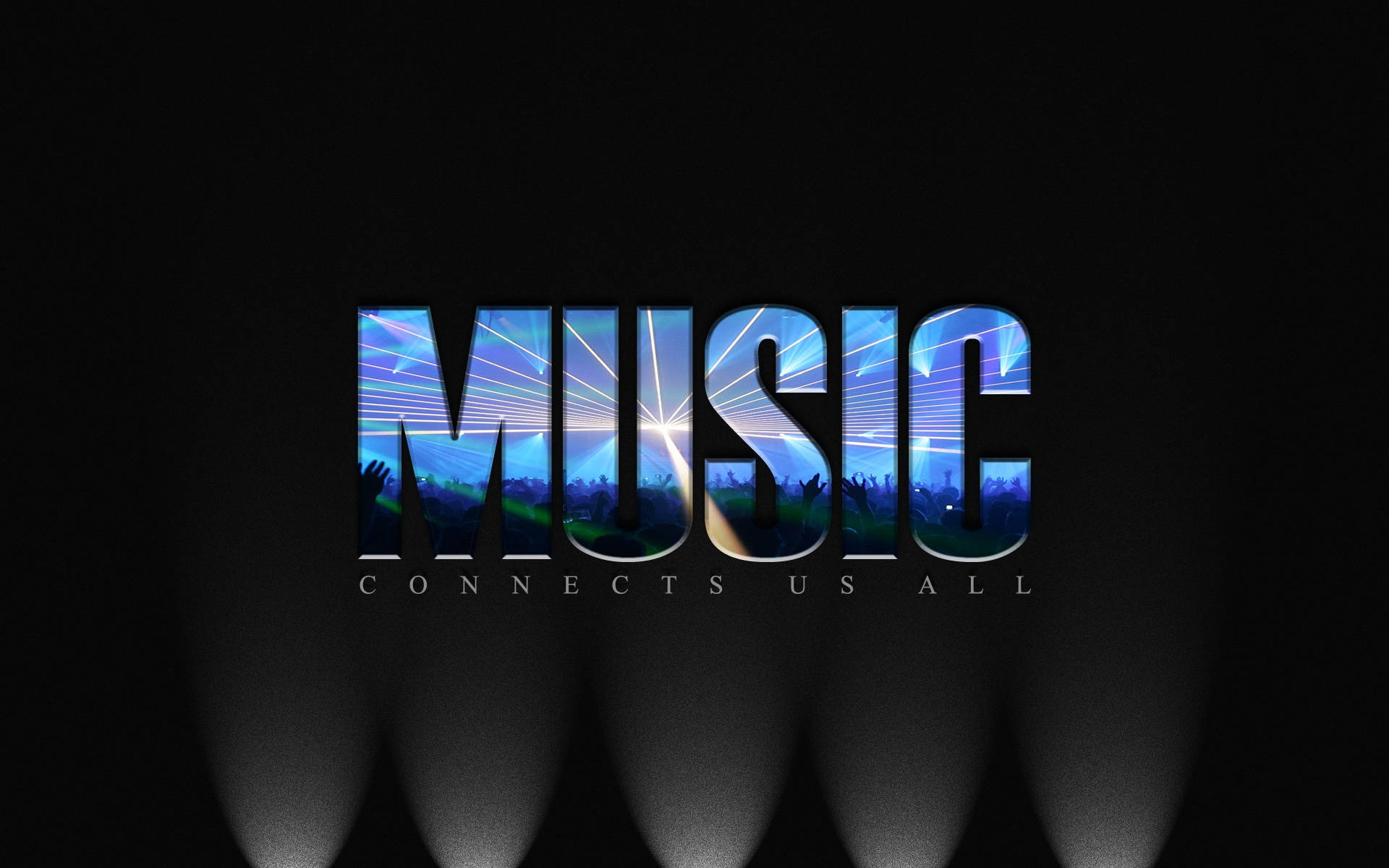 音樂連結我們所有 引言 壁紙 — 大膽的藍色霓虹燈 'MUSIC' 字母在舞台聚光燈下，與激光束一起在人群剪影上方發光。