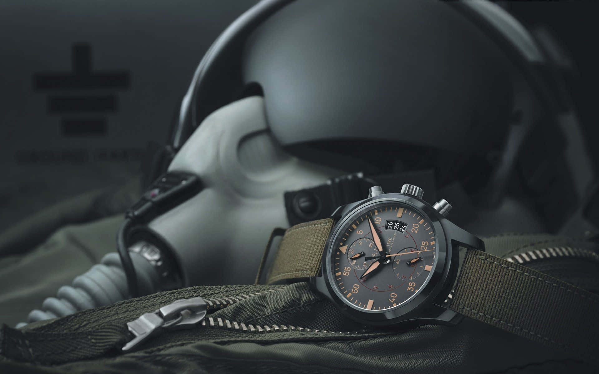 計時碼錶放在機師的飛行裝備上，背景有頭盔。