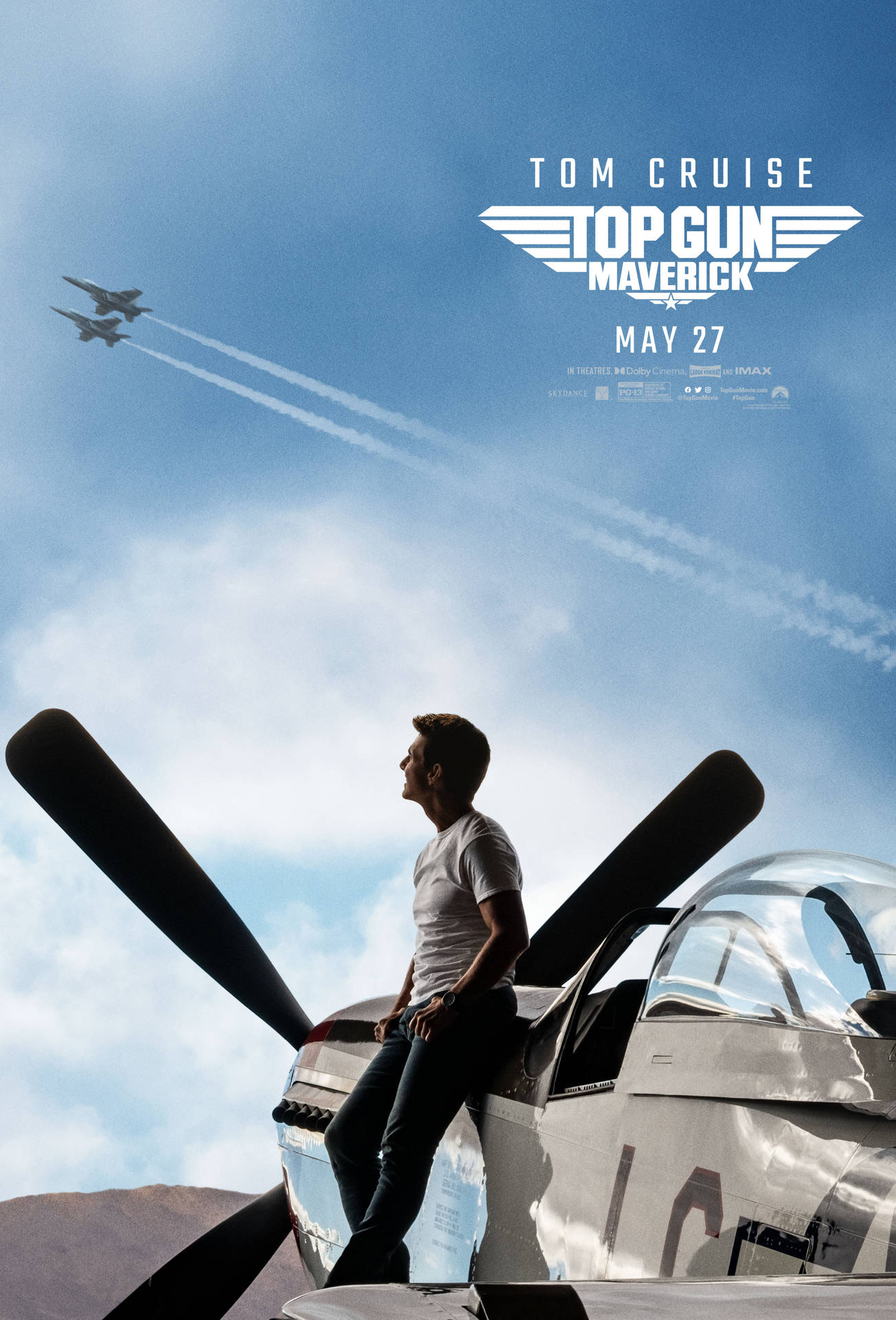 男子靠在戰鬥機上，噴射機在頭頂飛過留下煙霧痕跡。 — 頂尖飛行員： Maverick 壁紙
