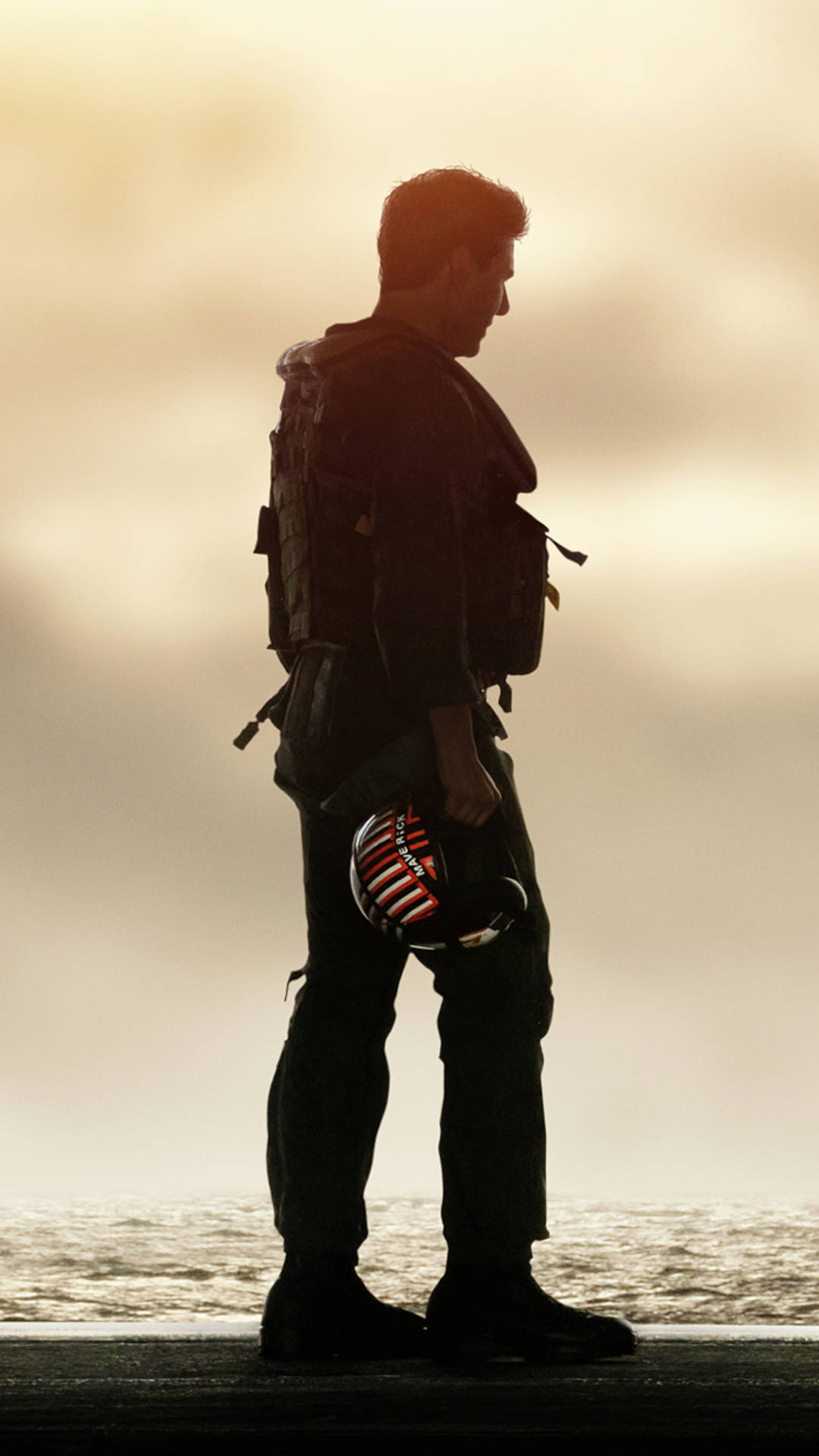 剪影機師在海邊日落手持頭盔 — 頂尖飛行員： Maverick 壁紙