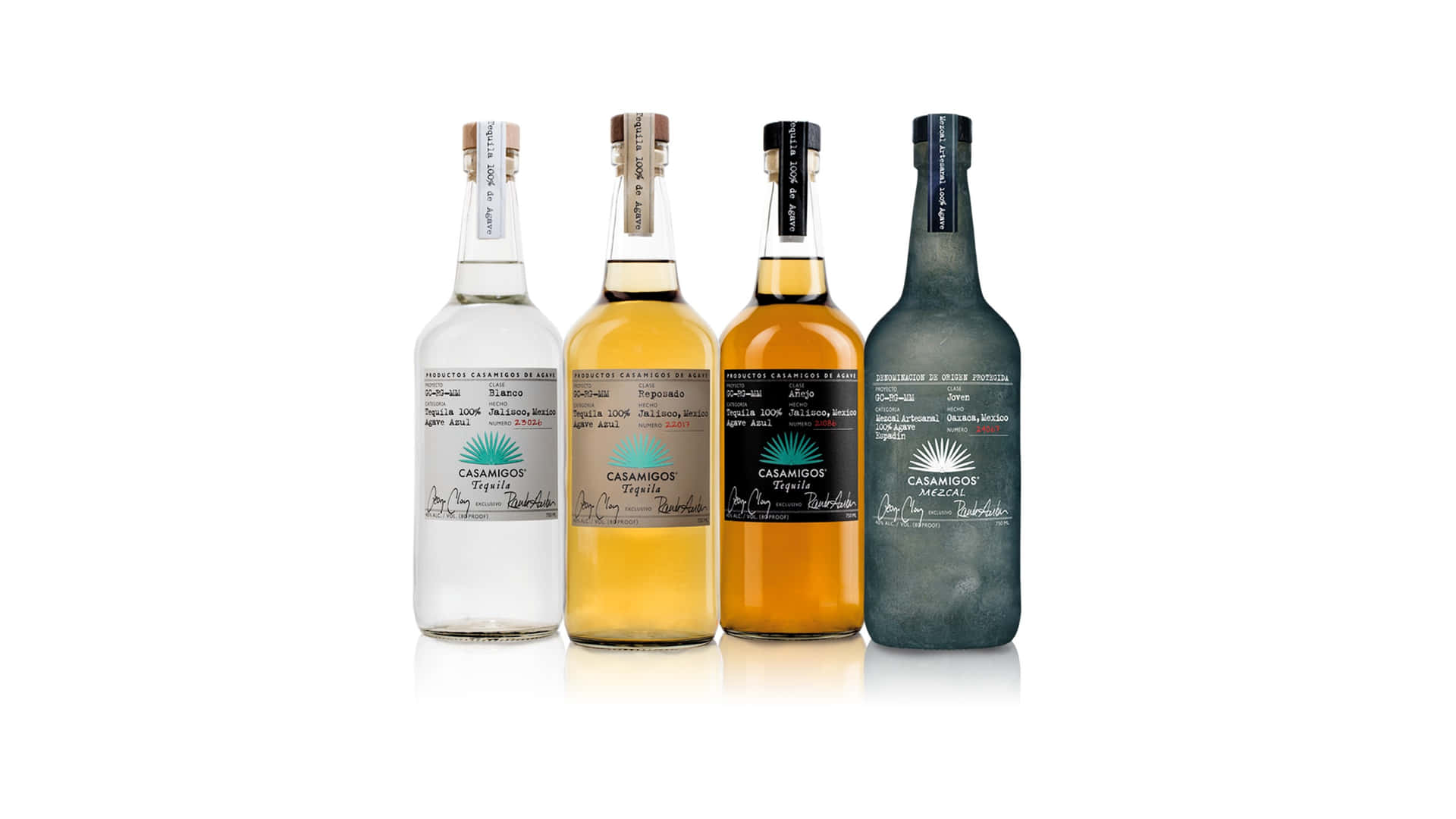 四瓶 Casamigos 龍舌蘭酒在白色表面上排成一排展示。