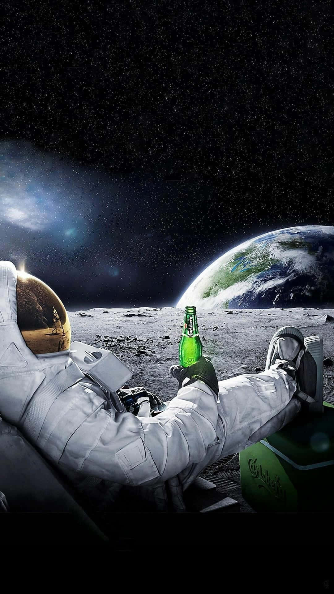 太空人在月球上手持啤酒瓶放鬆，背景有地球