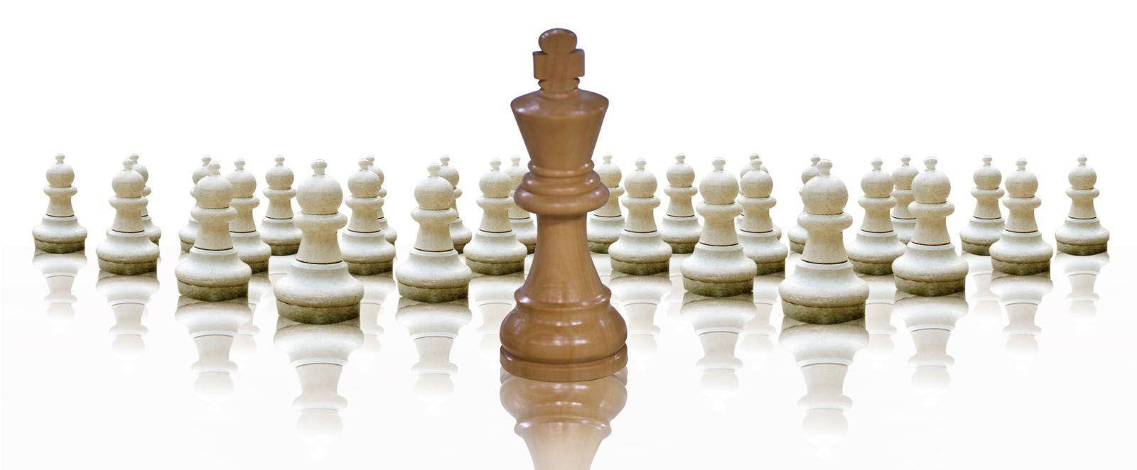 一個棕色國際象棋國王在反光表面上與一排白色國際象棋棋子對峙。