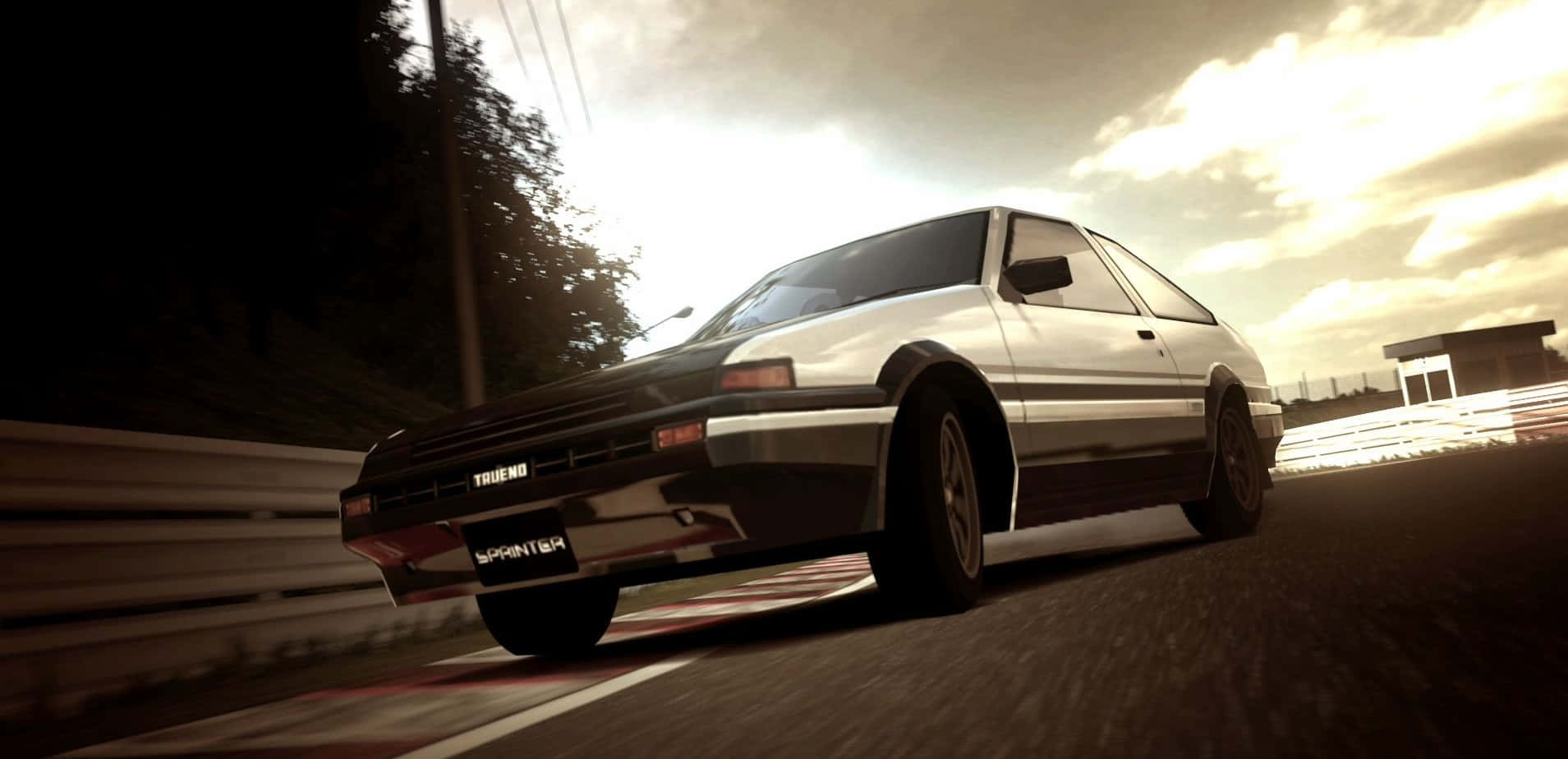 銀色AE86賽車在黃金時段於賽道上飛馳。