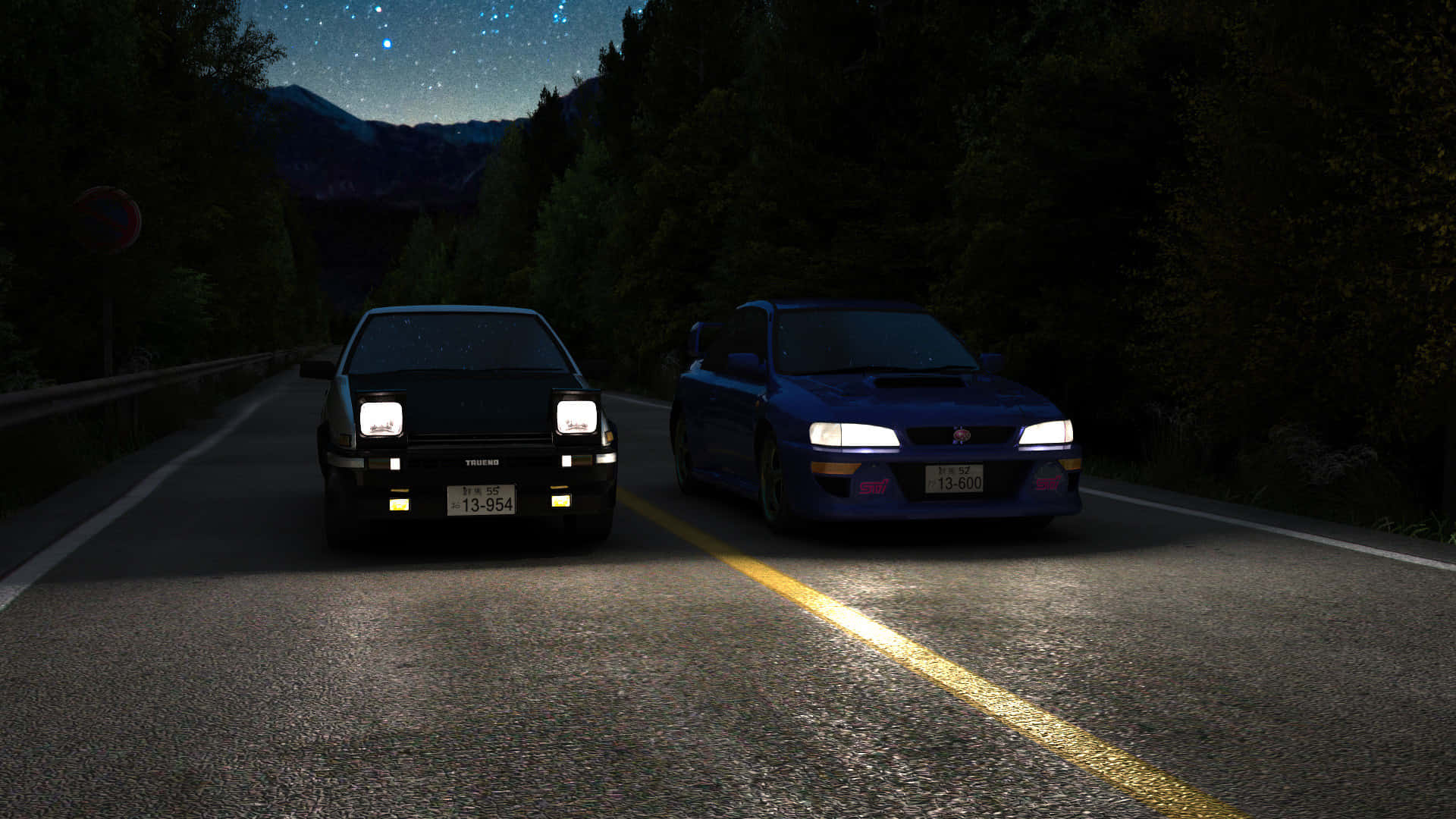 《頭文字D》經典背景：豐田AE86與斯巴魯Impreza夜間賽車 壁紙 — 兩輛經典汽車亮著車頭燈，在蜿蜒的山路上，在繁星點點的夜空下相對而行。