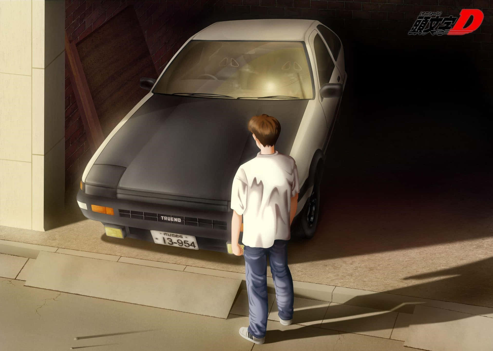 《頭文字D》經典背景：高橋涼介與他的豐田AE86 壁紙 — 一個穿著白恤衫的年輕男子站在陽光普照的車庫裡，凝視著他的銀色豐田AE86跑車。