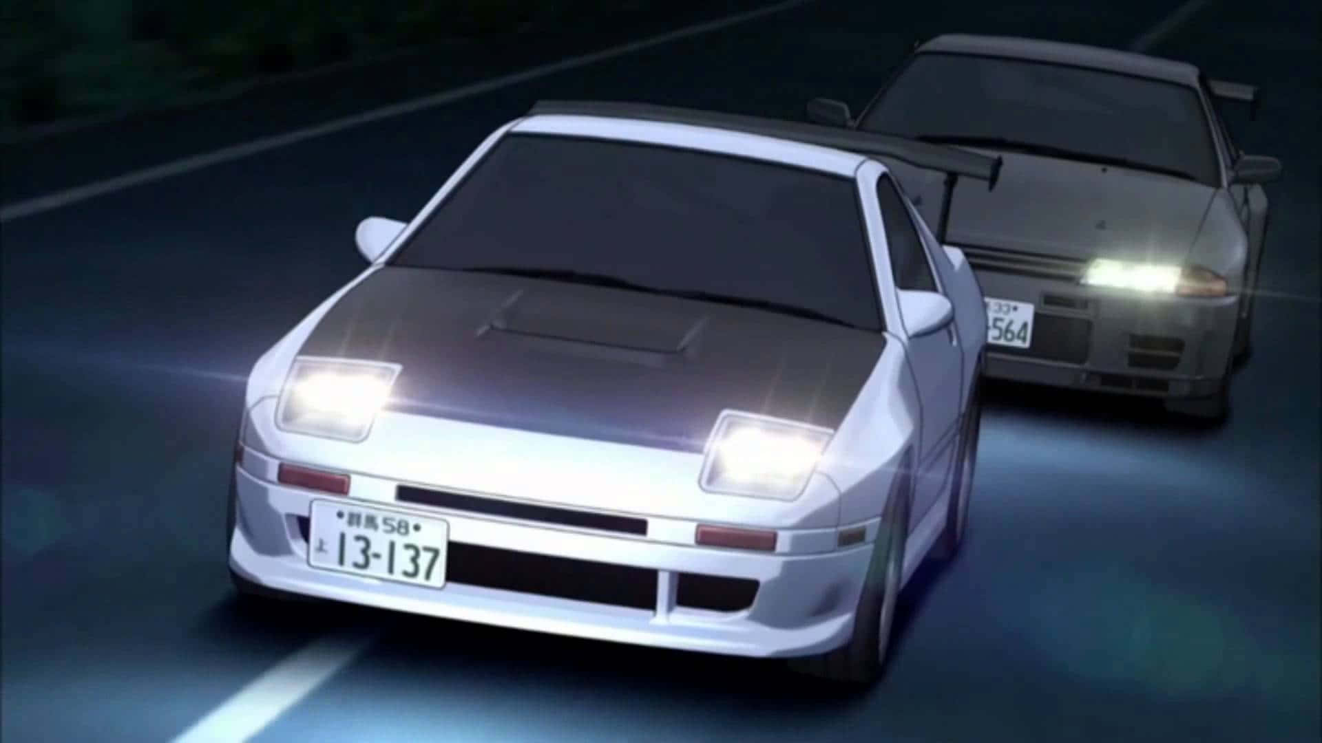 兩輛動漫跑車在夜間於濕滑道路上奔馳，車頭燈明亮。