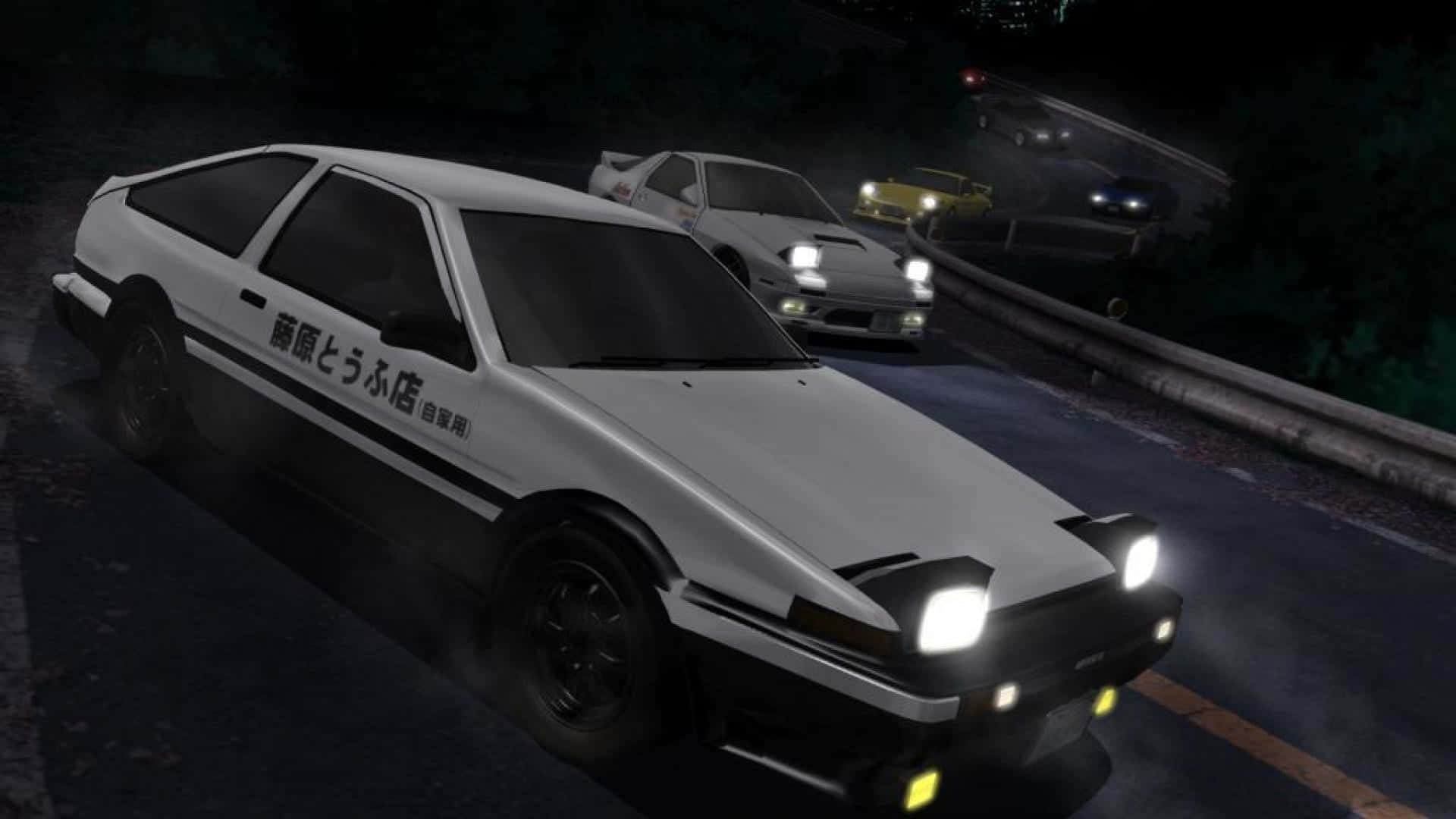 白色AE86在濕滑的夜路上飄移，其他車輛在後面競速。