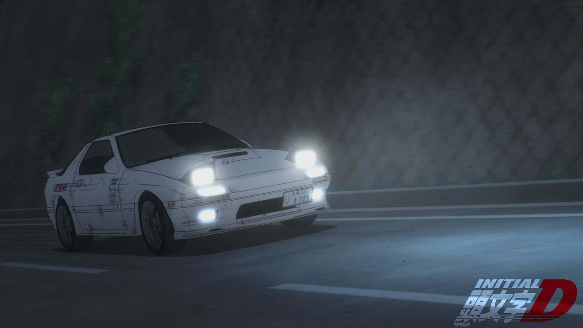 白色賽車在夜間的山路上亮著頭燈高速行駛。