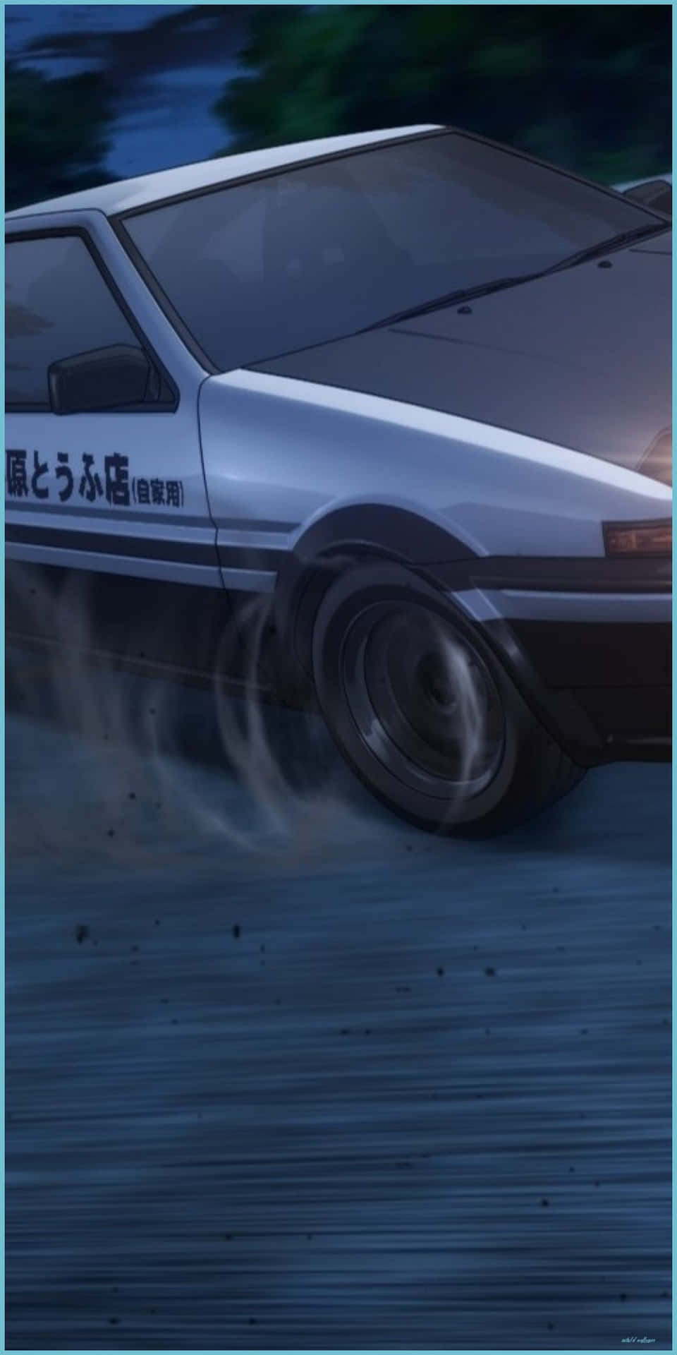 銀色AE86在黃昏時分的潮濕道路上飄移，伴隨輪胎水花和動態模糊。