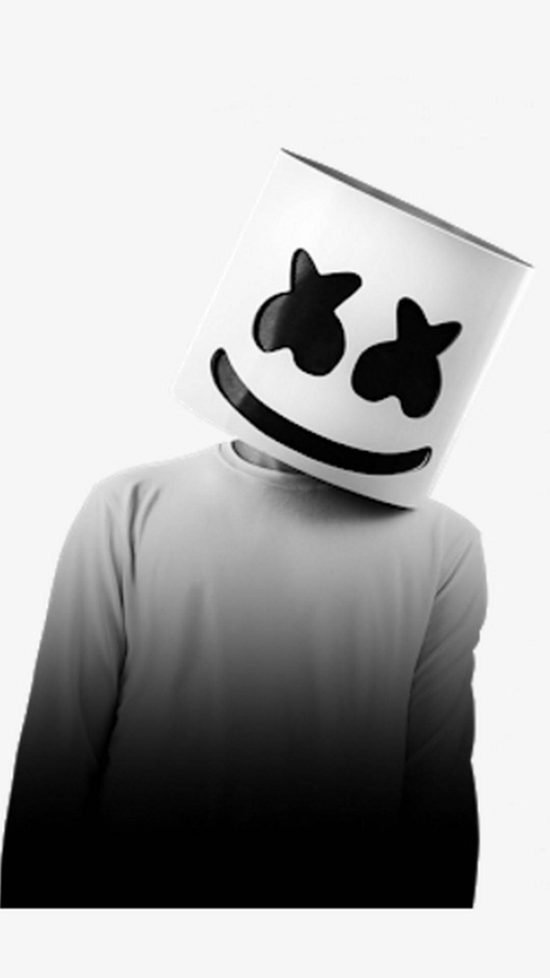 頭部傾斜Marshmello iPhone壁紙 壁紙 — 一個人戴著白色棉花糖頭盔，有黑色星星眼睛和微笑，背景簡單。