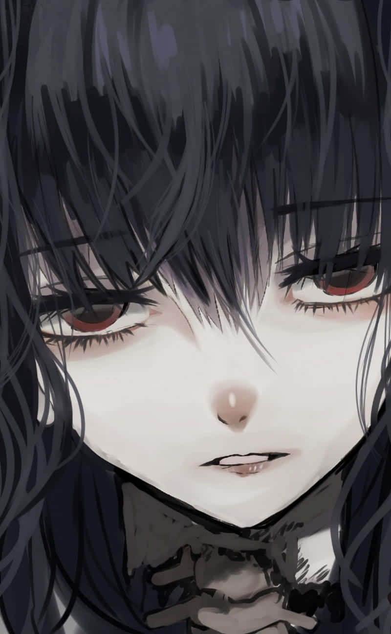 黑髮紅眼的動畫少女，表情嚴肅地凝視。