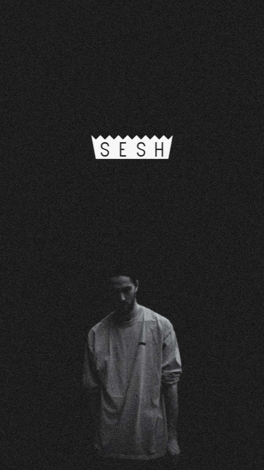 一個人在黑暗的房間裡，'SESH' 這個詞在他們上方發光。