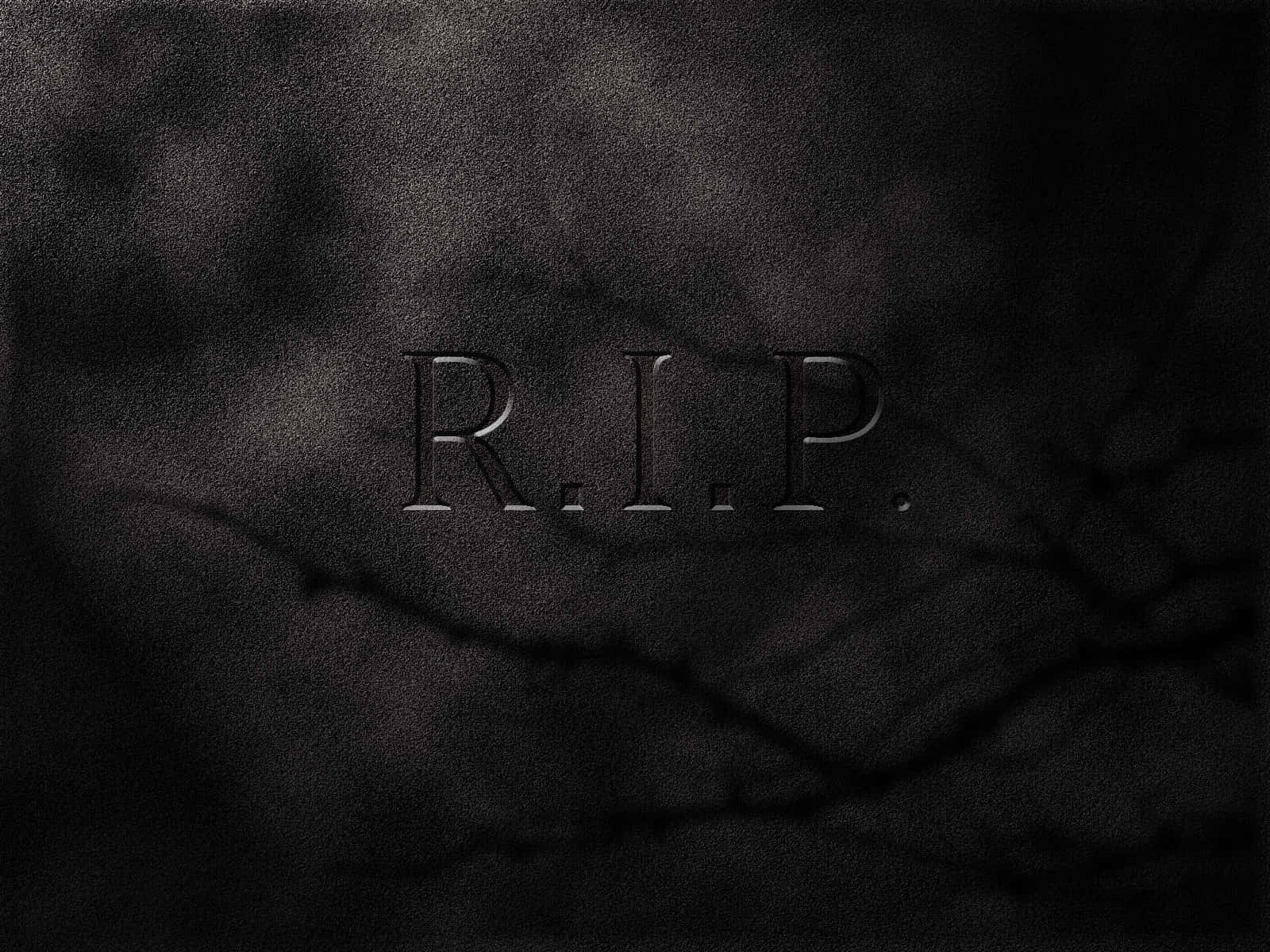 願他安息 壁紙 — 字母 R.I.P. 刻在深色裂開的石頭表面上，氣氛陰沉而莊嚴。