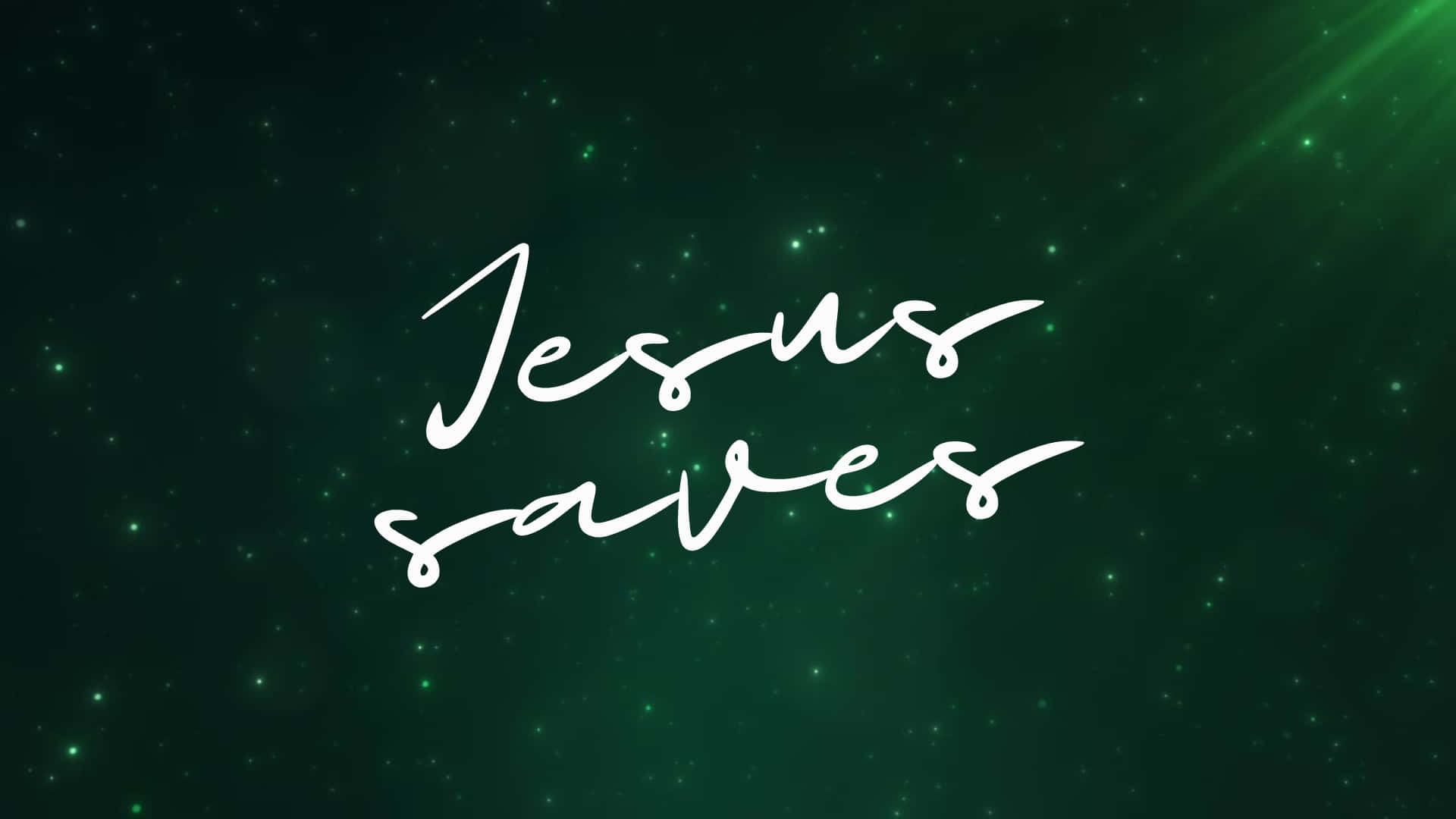 願你領受耶穌的祝福，使祂拯救你的生命 壁紙 — 白色草書文字「Jesus saves」在深綠色星空與光芒四射的光束中發光。