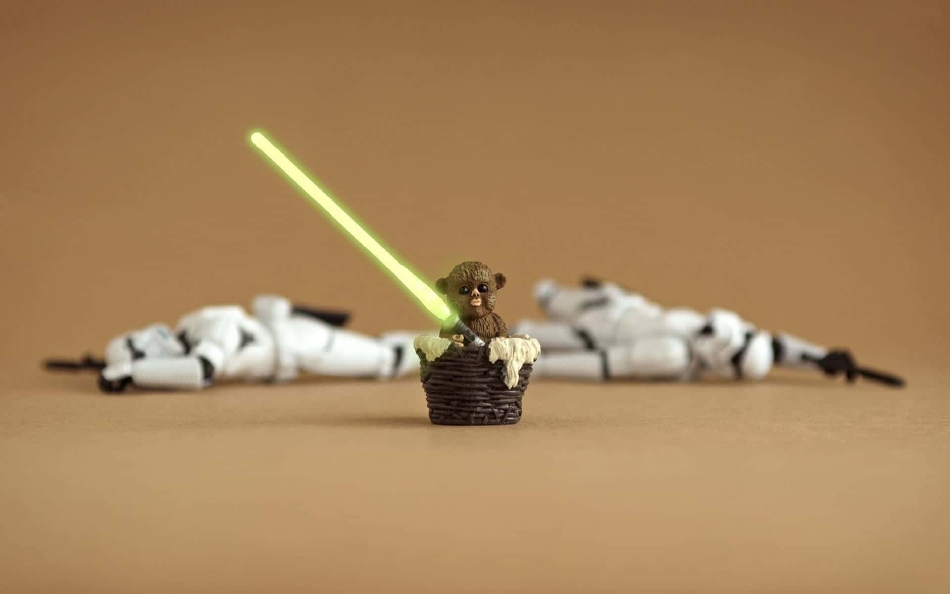 籃入面嘅Ewok，綠色光劍，後面有倒下嘅Stormtrooper。
