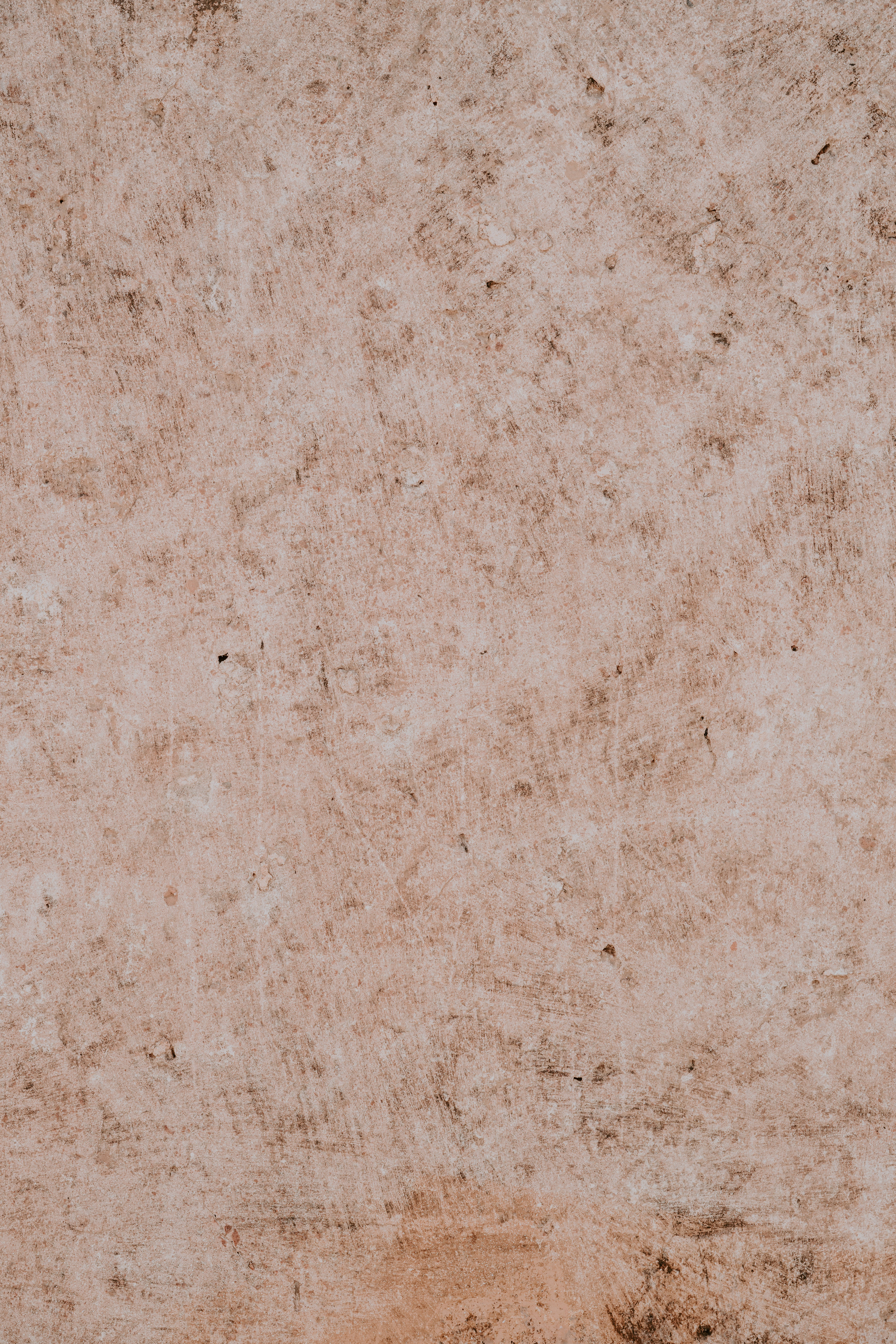 Marble Texture 桌布 壁紙 — 風化米色牆壁的特寫，帶有微妙的棕色污漬和紋理表面。