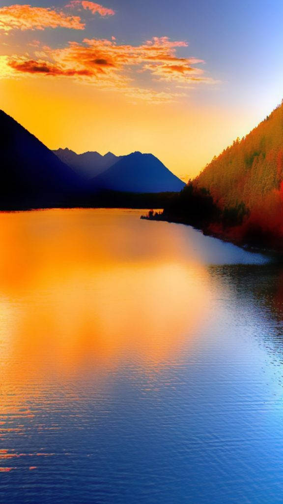 風景湖泊 iPhone 活動壁紙 壁紙 — 寧靜的湖面映照著火紅的夕陽雲彩，襯托出輪廓分明的山脈和秋色森林。