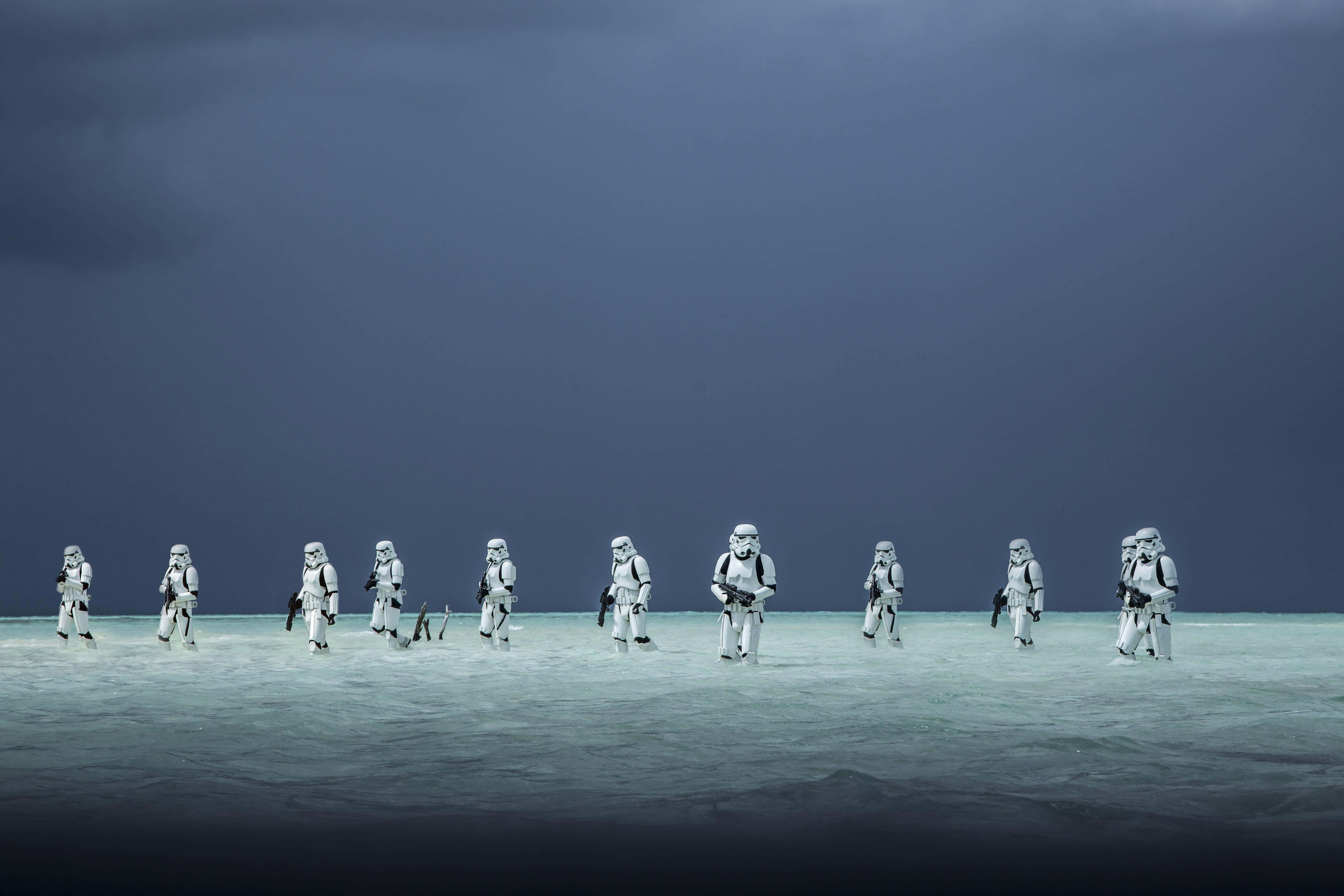 Scarif 桌布 壁紙 — 風暴兵在風暴灰天下，穿越荒涼、淺水的外星海洋行軍。