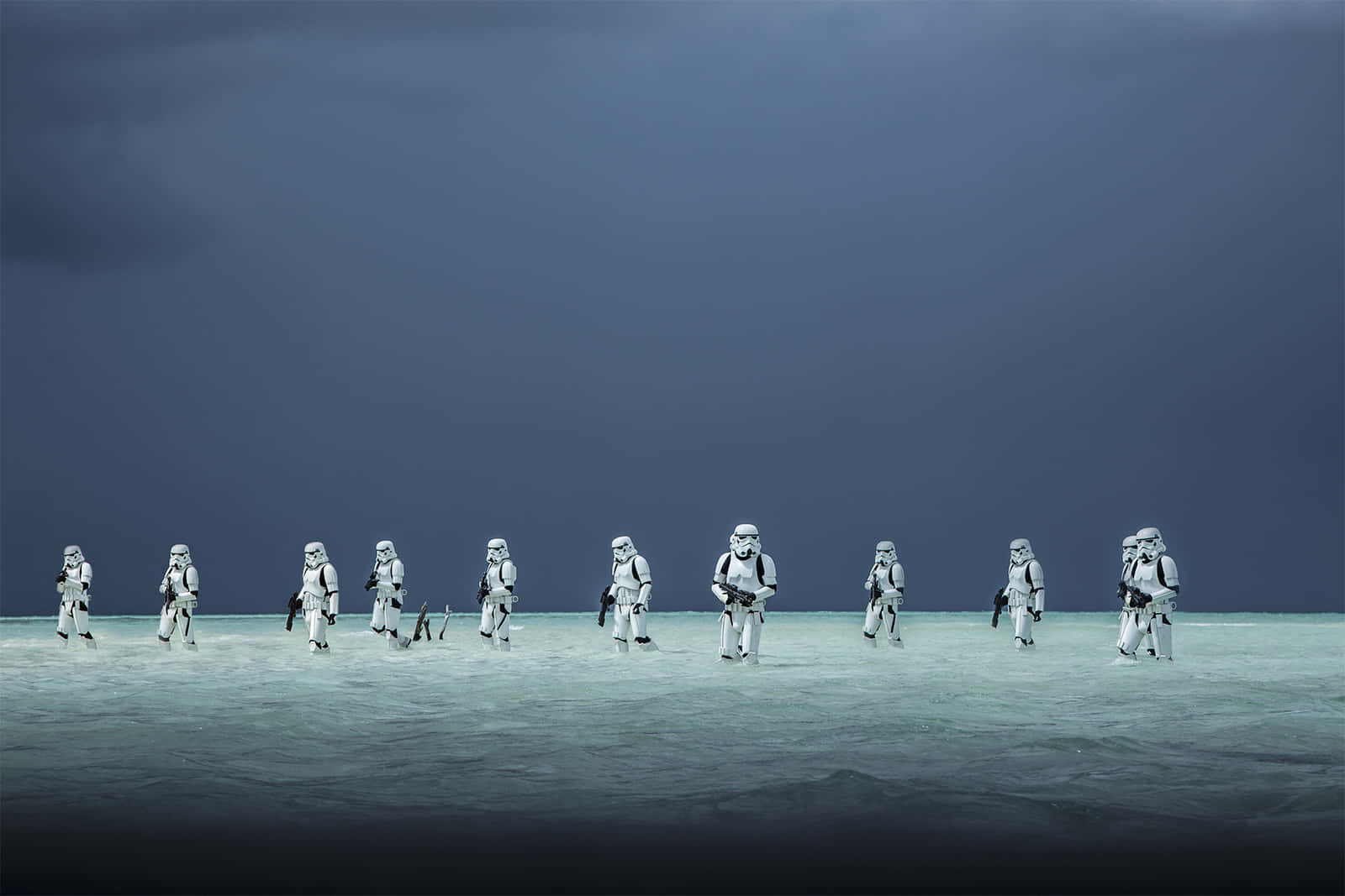 Jedha 桌布 壁紙 — 風暴兵在黑暗風暴天空下，列隊穿過荒涼的冰原。