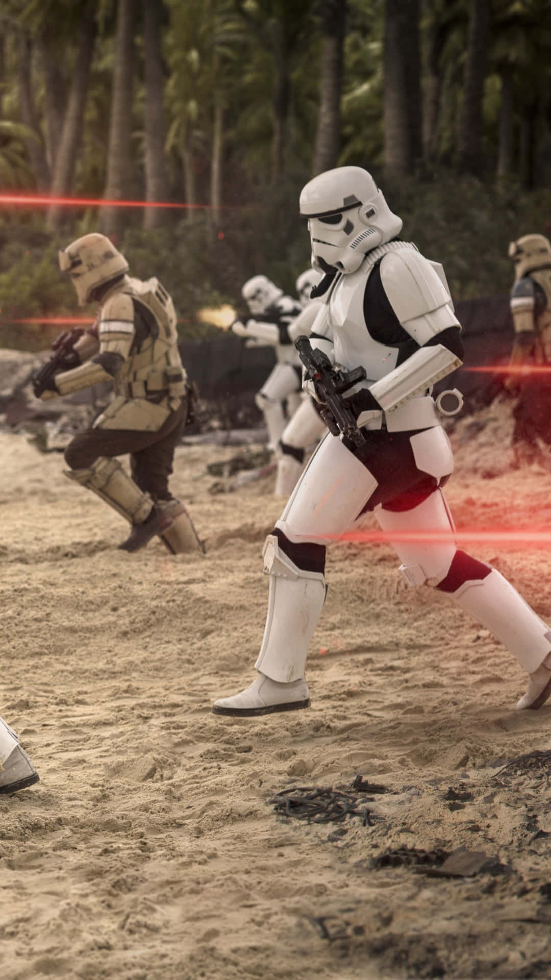 Scarif 桌布 壁紙 — 風暴兵與沙漠兵在沙質叢林戰場上以紅色激光束交鋒。
