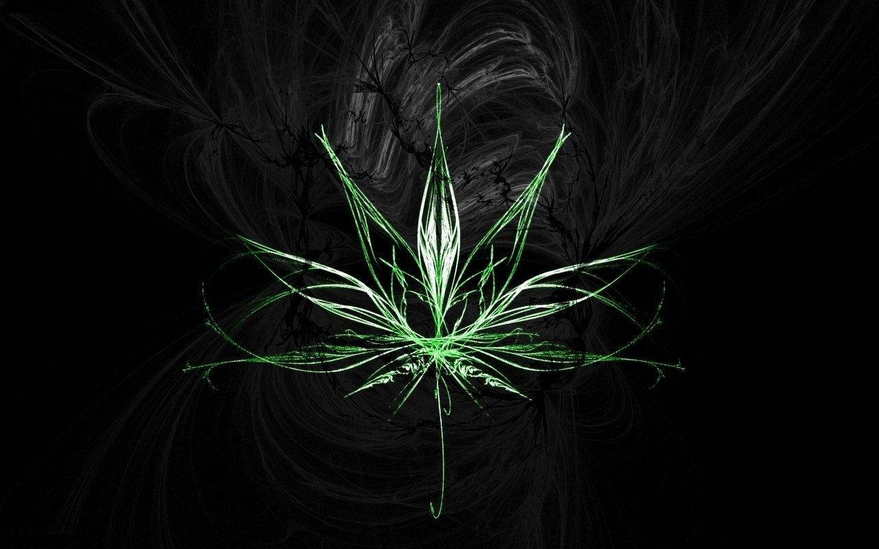發光的綠色分形大麻葉在深色旋轉背景上