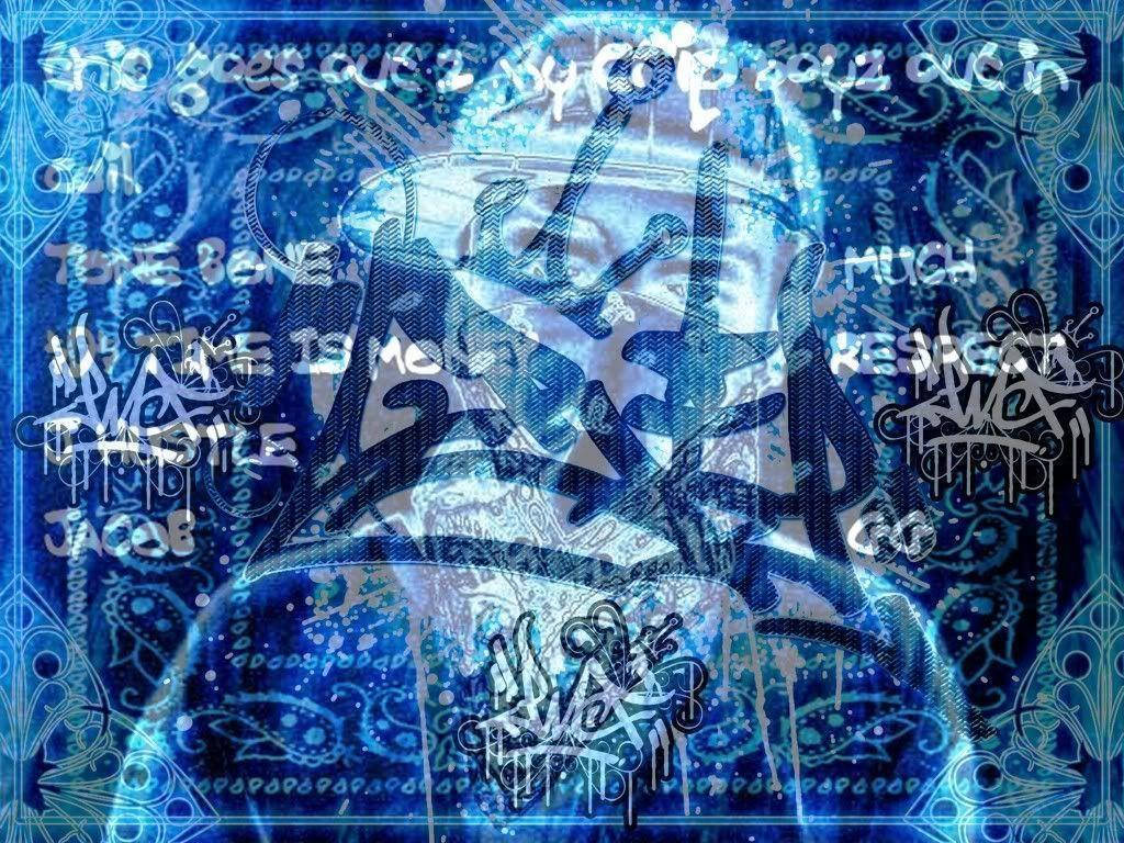風格化字體的Crips海報藝術 壁紙 — 一個發光藍色塗鴉覆蓋的臉，帶有華麗圖案和文字疊加，以數位藝術風格呈現。