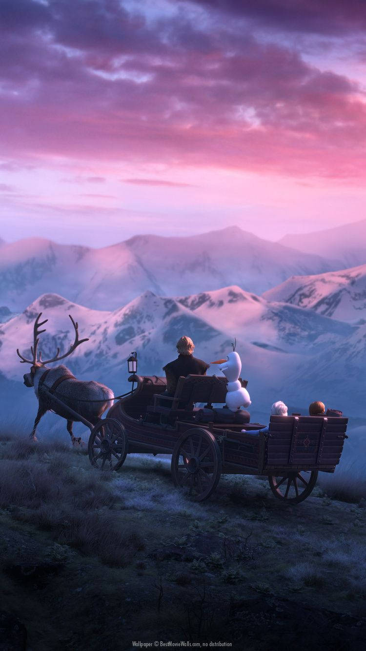風格獨特的旅程——《冰雪奇緣2》中的史文與克里斯托夫駕駛雪橇 壁紙 — 一隻馴鹿拉著木雪橇，載著一個男孩和雪人，在黃昏時分穿過白雪覆蓋的山脊。