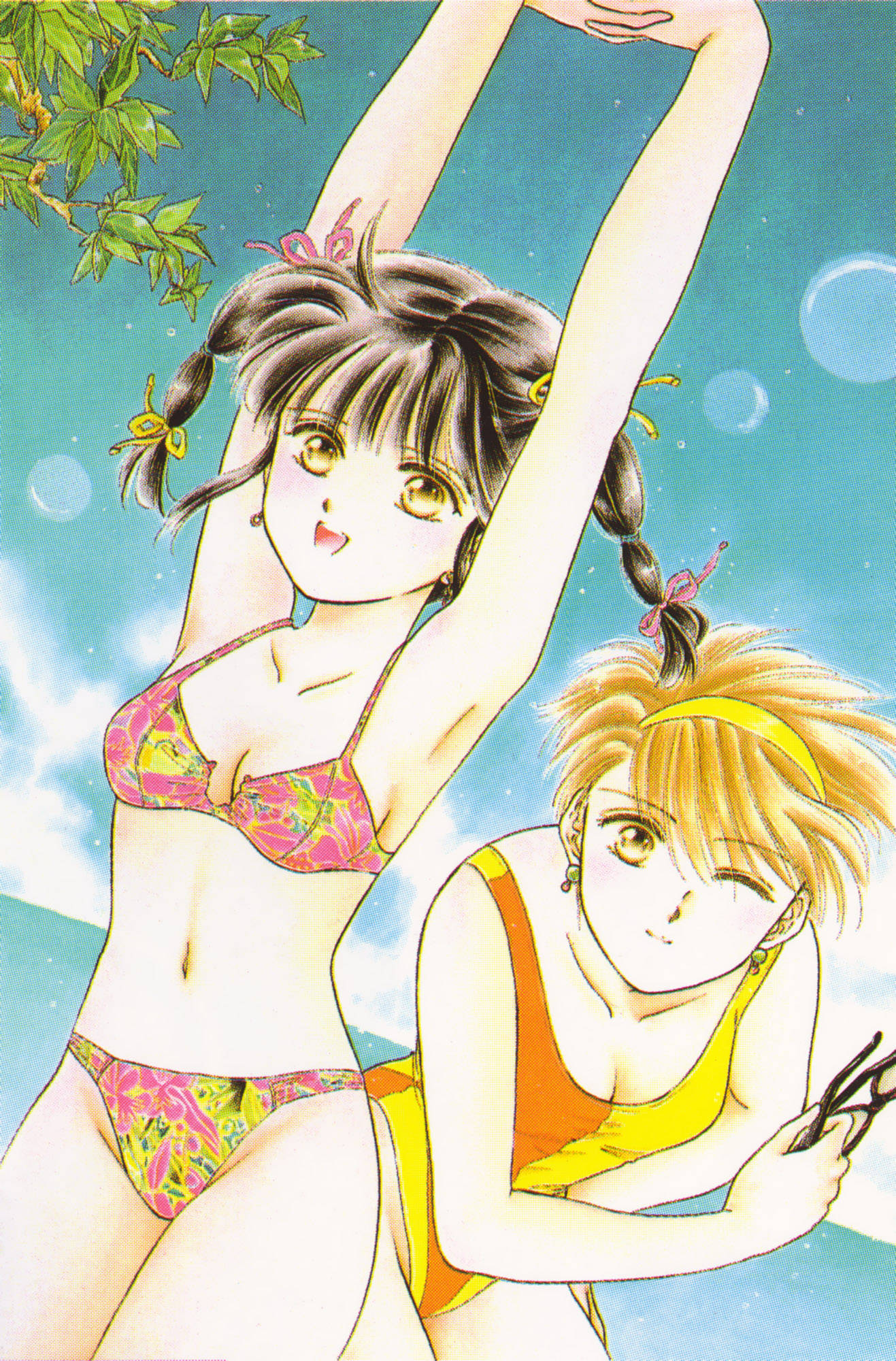 《風色幻想》美佳與友人悠閒夏日海灘 壁紙 — 兩個穿著泳衣的動漫女孩在明亮的藍天下，頭頂有漂浮的泡泡和綠葉，愉快地擺姿勢。