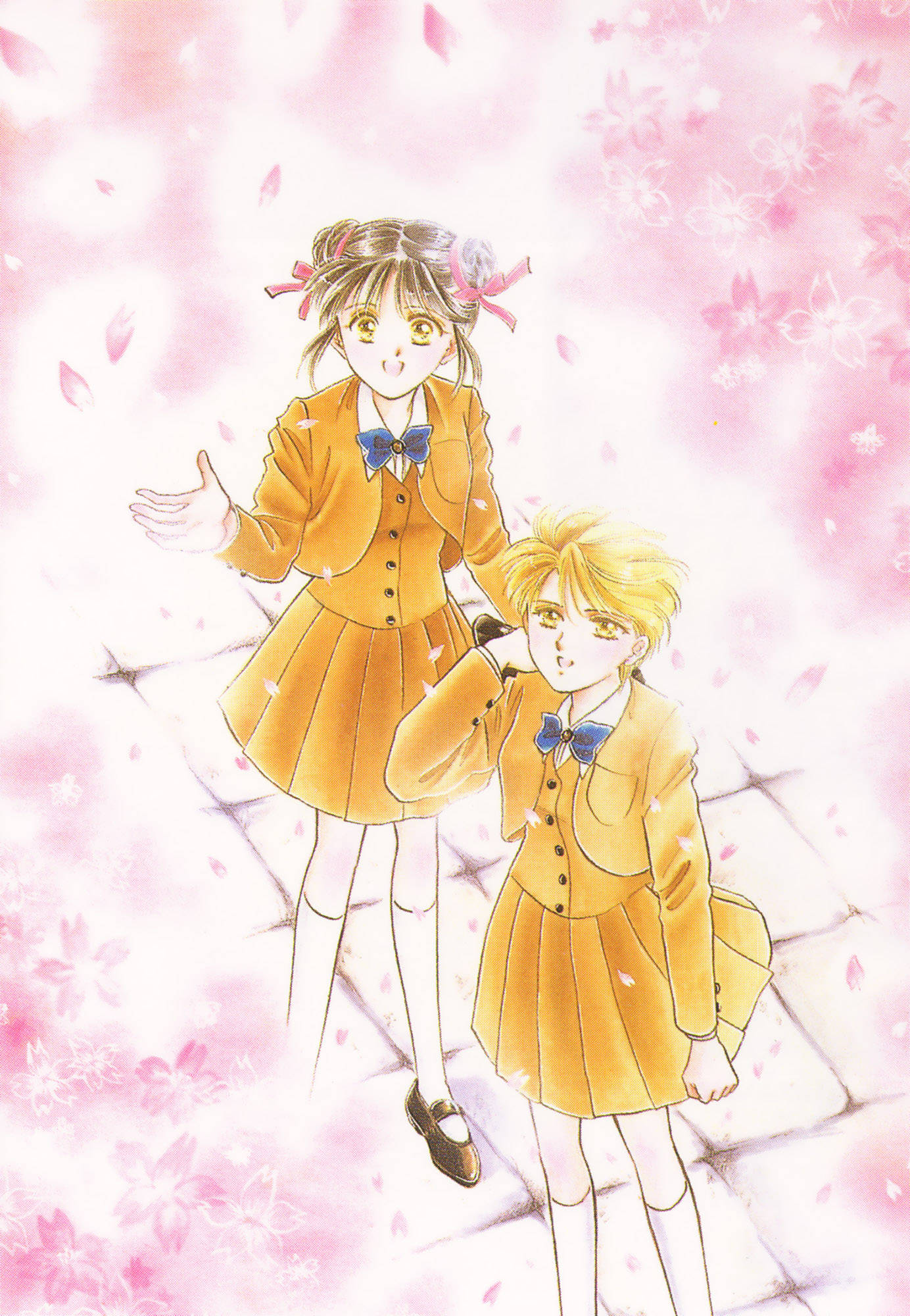 《風色幻想》葉月美佳與羽衣 壁紙 — 兩個穿著黃色校服嘅動畫女仔企喺飄落嘅粉紅色櫻花下，伴隨柔和嘅光芒。