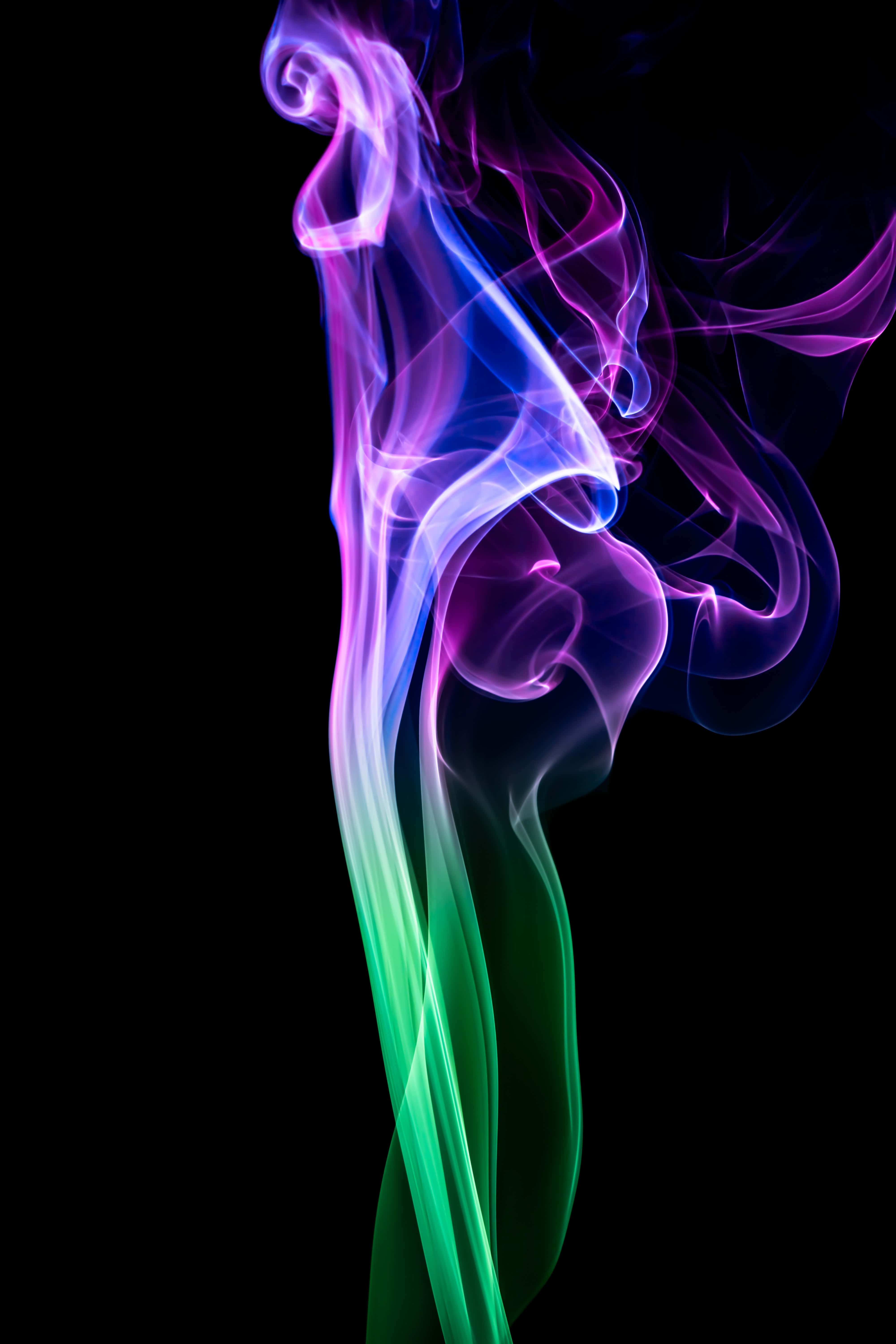 飄浮於空中的絢麗紫色煙霧 壁紙 — 充滿活力的霓虹煙霧，紫色、藍色和綠色的漩渦在純黑色背景上優雅升起。