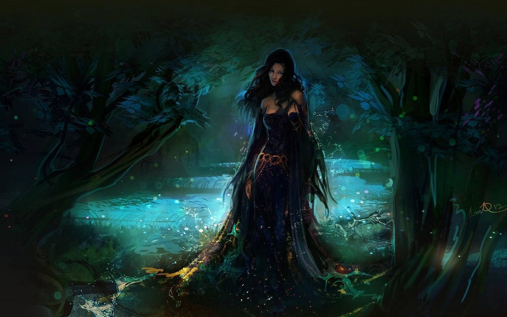 身穿深色長袍的神秘女子，夜晚站在發光的魔法森林中。
