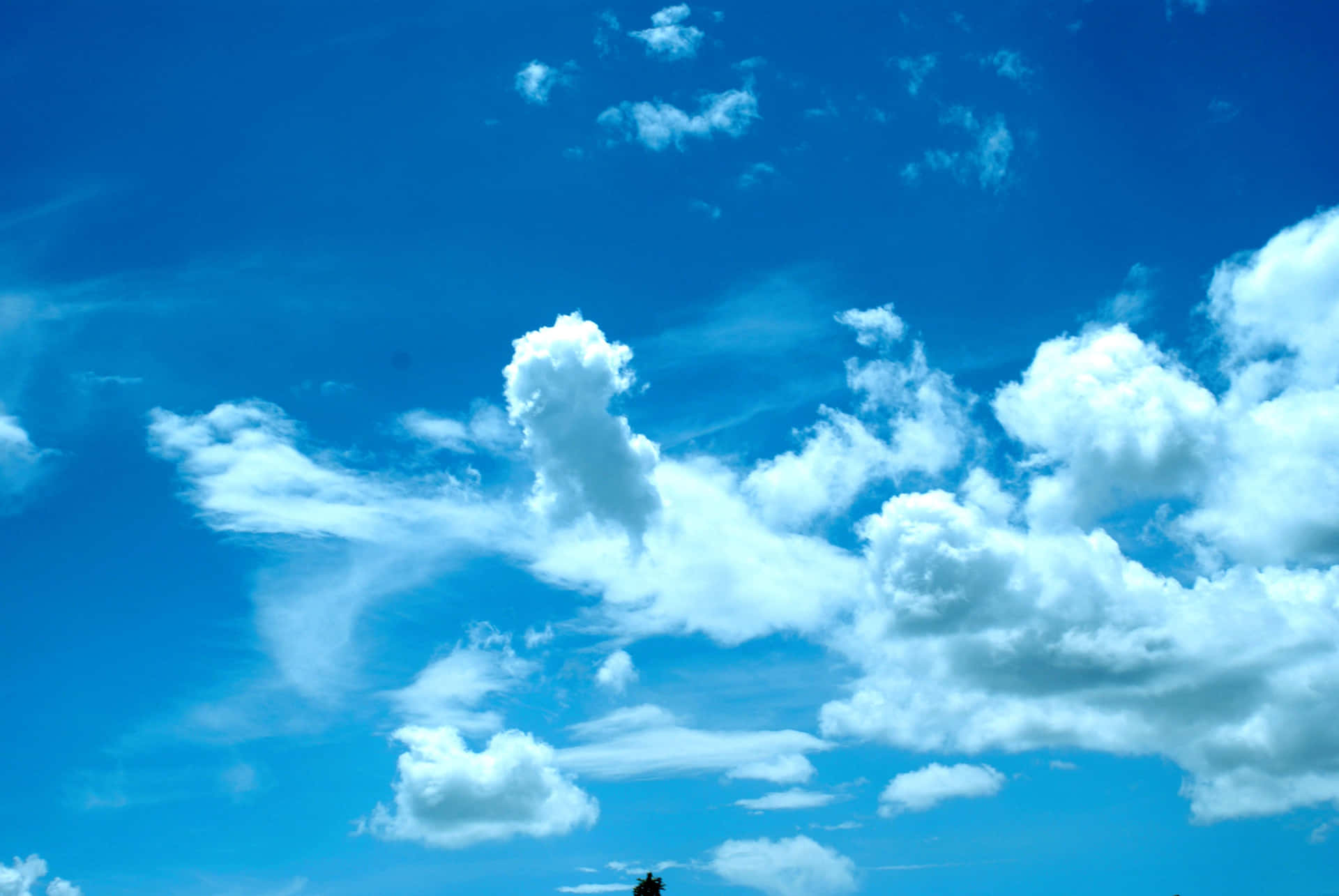 晴朗日子裡的藍天白雲