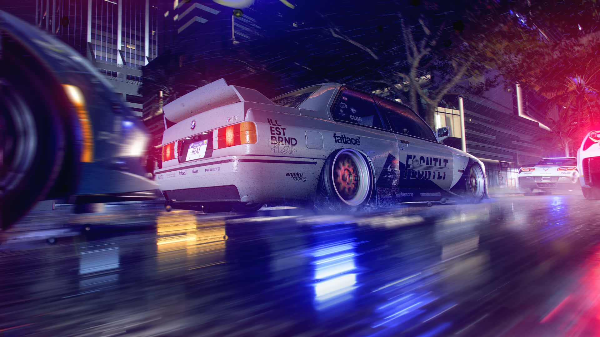 飆速快感 GTA V PC 壁紙 — 一輛帶有贊助商貼紙的白色飄移車在夜間穿過霓虹燈照亮的潮濕城市街道，留下動態模糊痕跡。