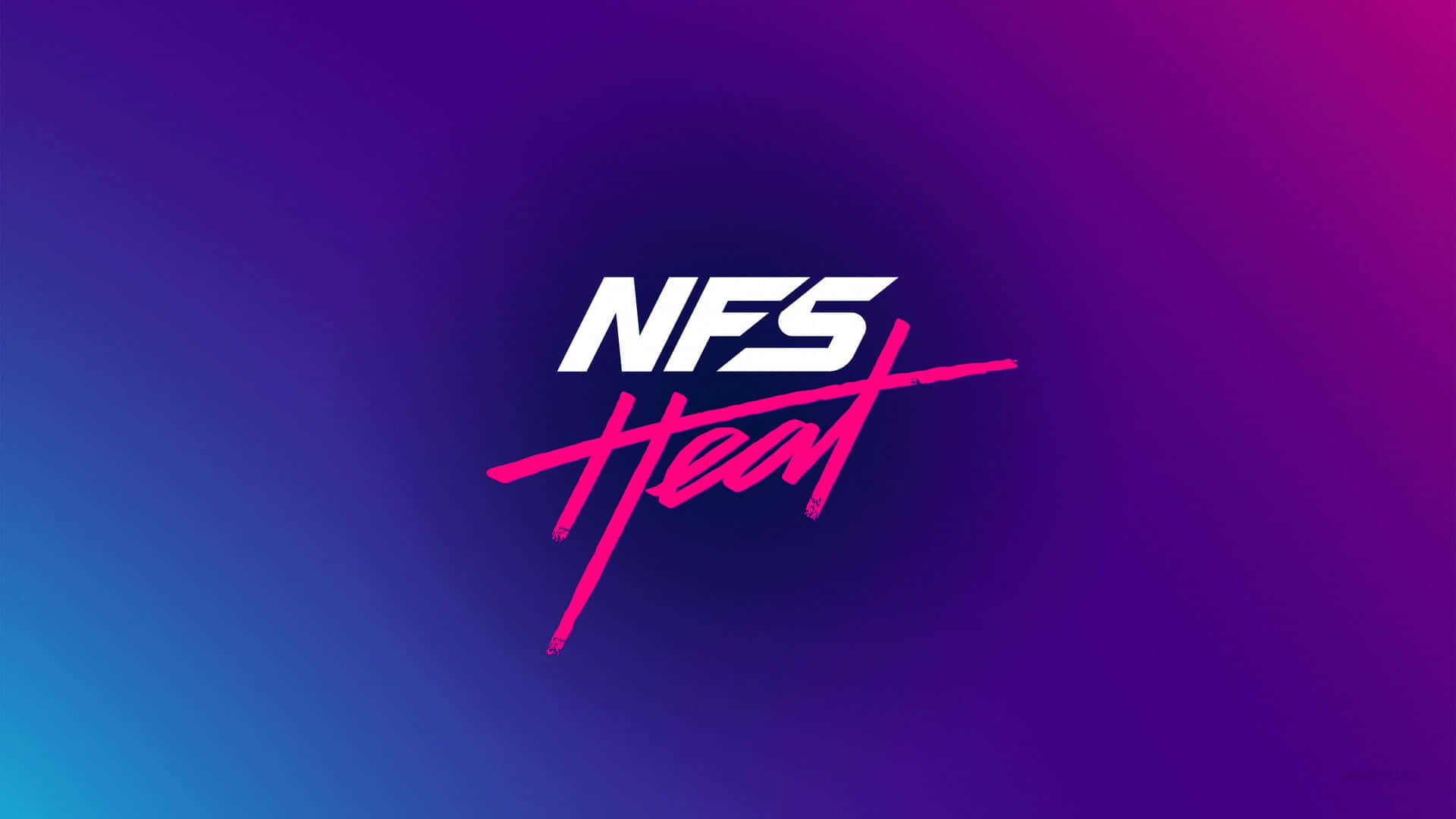 飆速快感標誌於紫色背景 壁紙 — NFS Heat 標誌以醒目的白色和粉紅色在充滿活力的紫色和藍色漸變背景上發光。