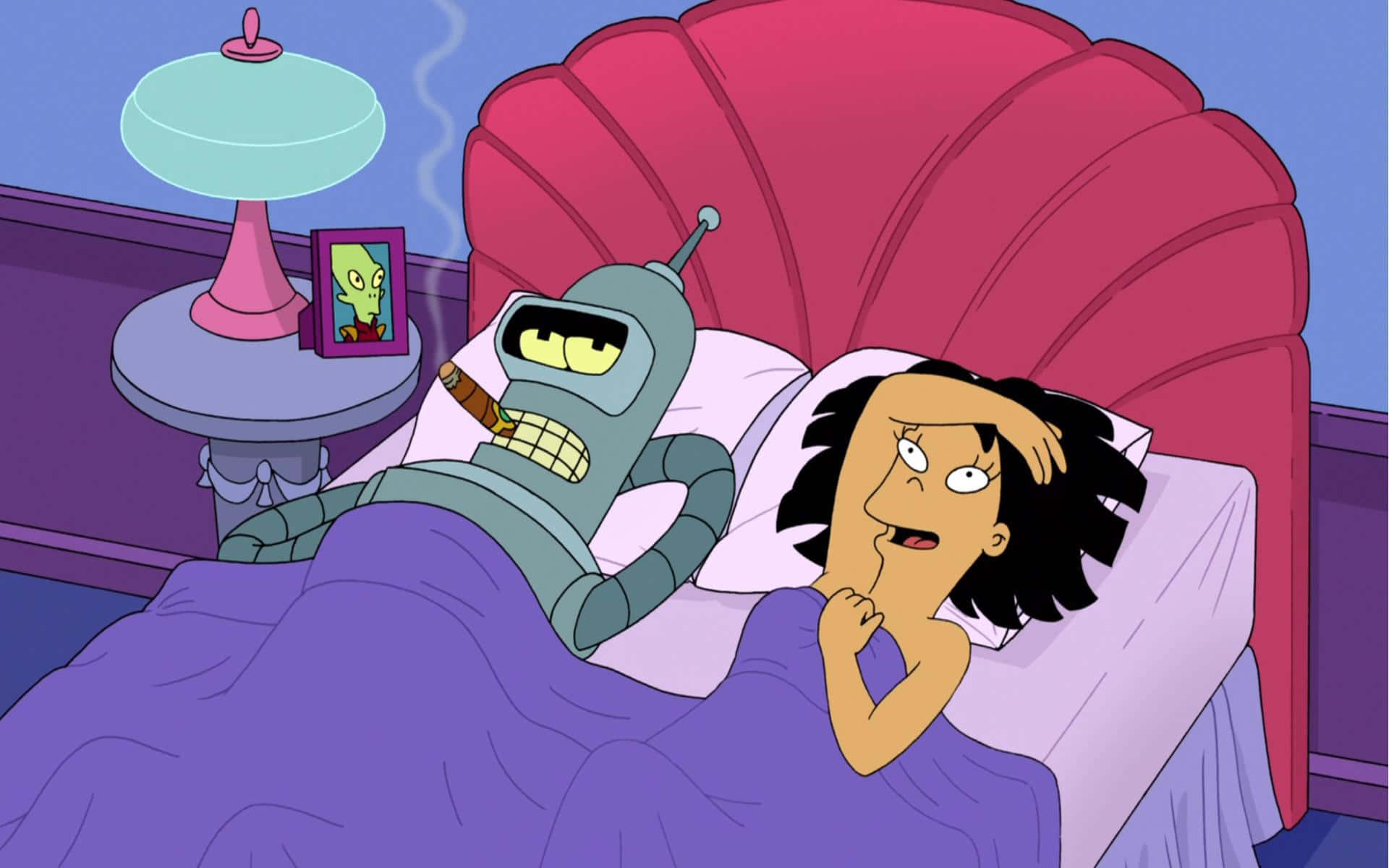 《飛出個未來》團隊站在紐約市天際線前 壁紙 — Bender 抽雪茄，而 Leela 在一個有粉紅色貝殼床頭板的紫色床上看起來很惱火。