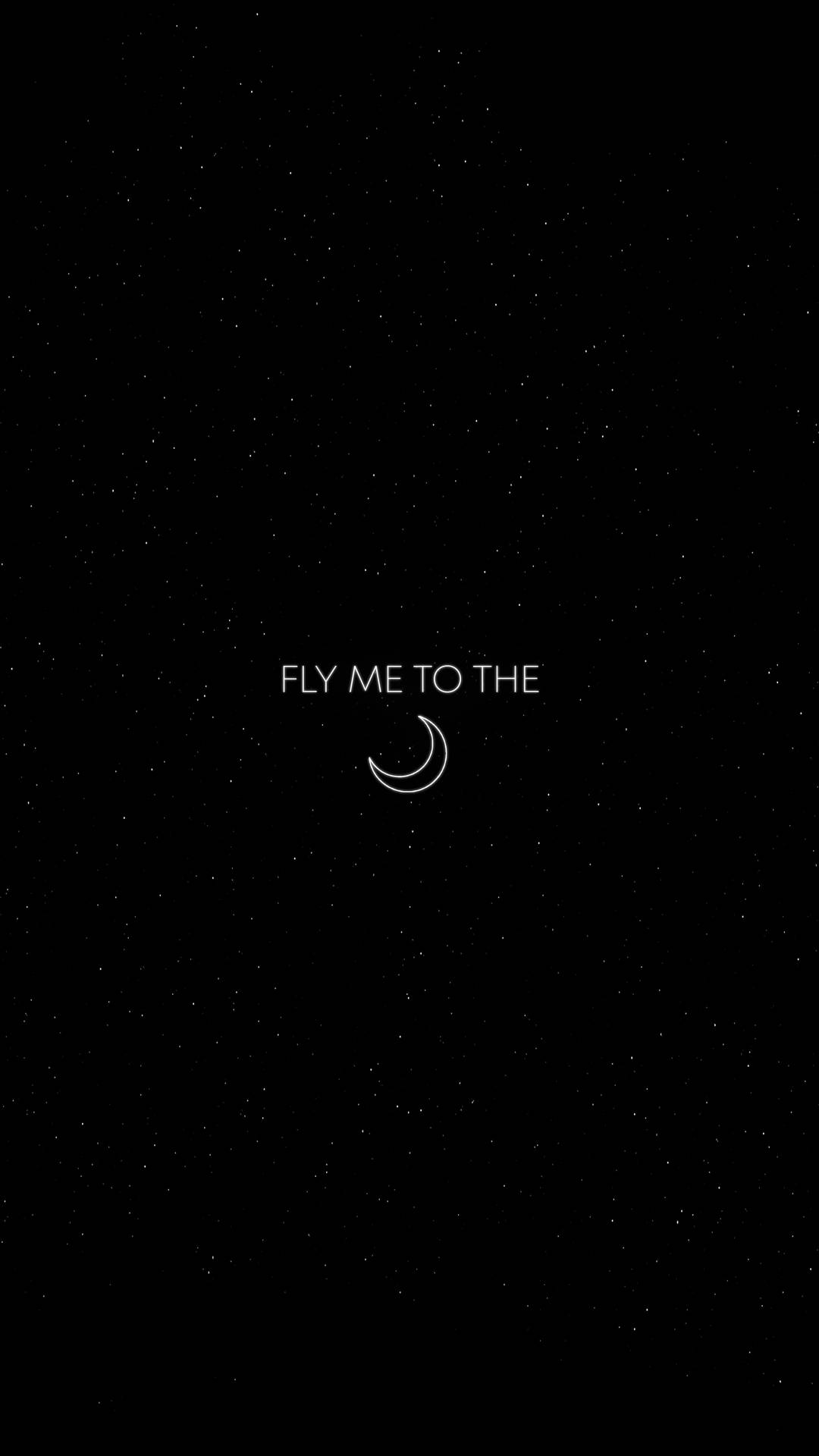 文字在星空夜空背景下，新月上方寫著 fly me to the。