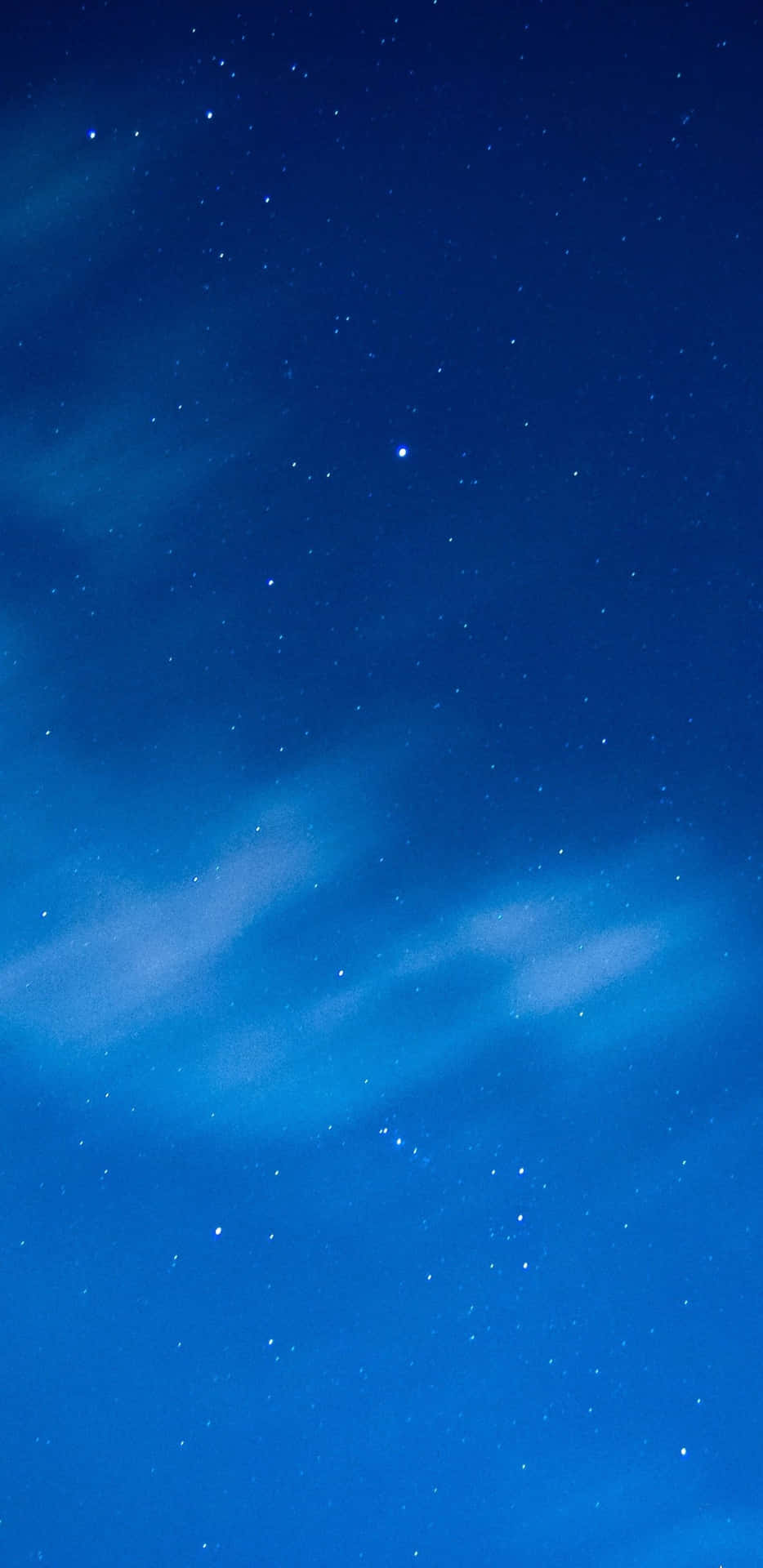 繁星點點的夜空，柔軟的雲彩飄過深藍色的天空。