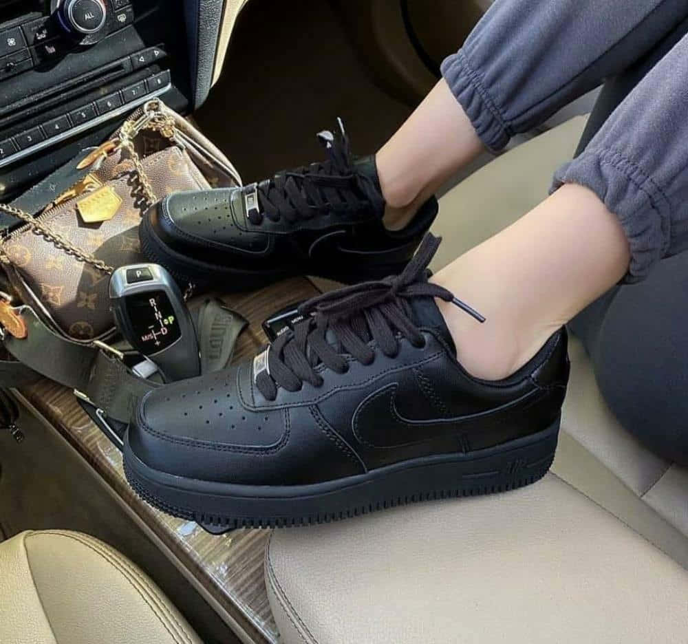 車內腳上穿著黑色Nike波鞋，配有豪華手袋和波棍。