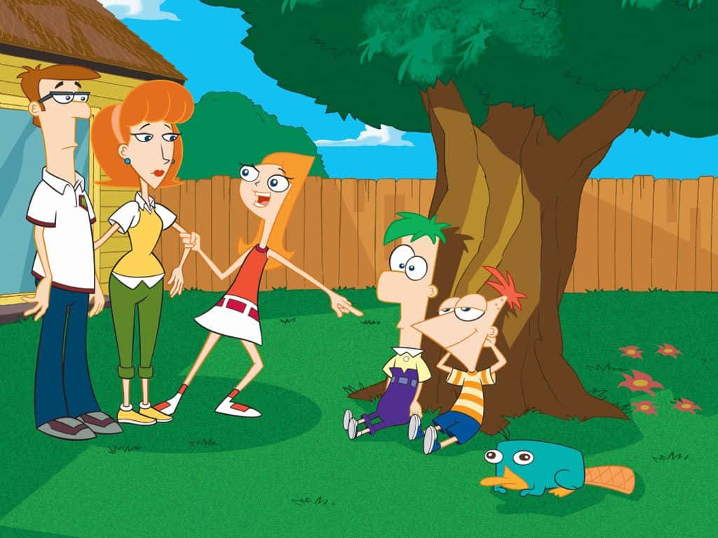 Phineas And Ferb 桌布 壁紙 — 飛哥與發仔坐在樹下，他們的父母和鴨嘴獸泰瑞在陽光明媚的後院場景中觀看。