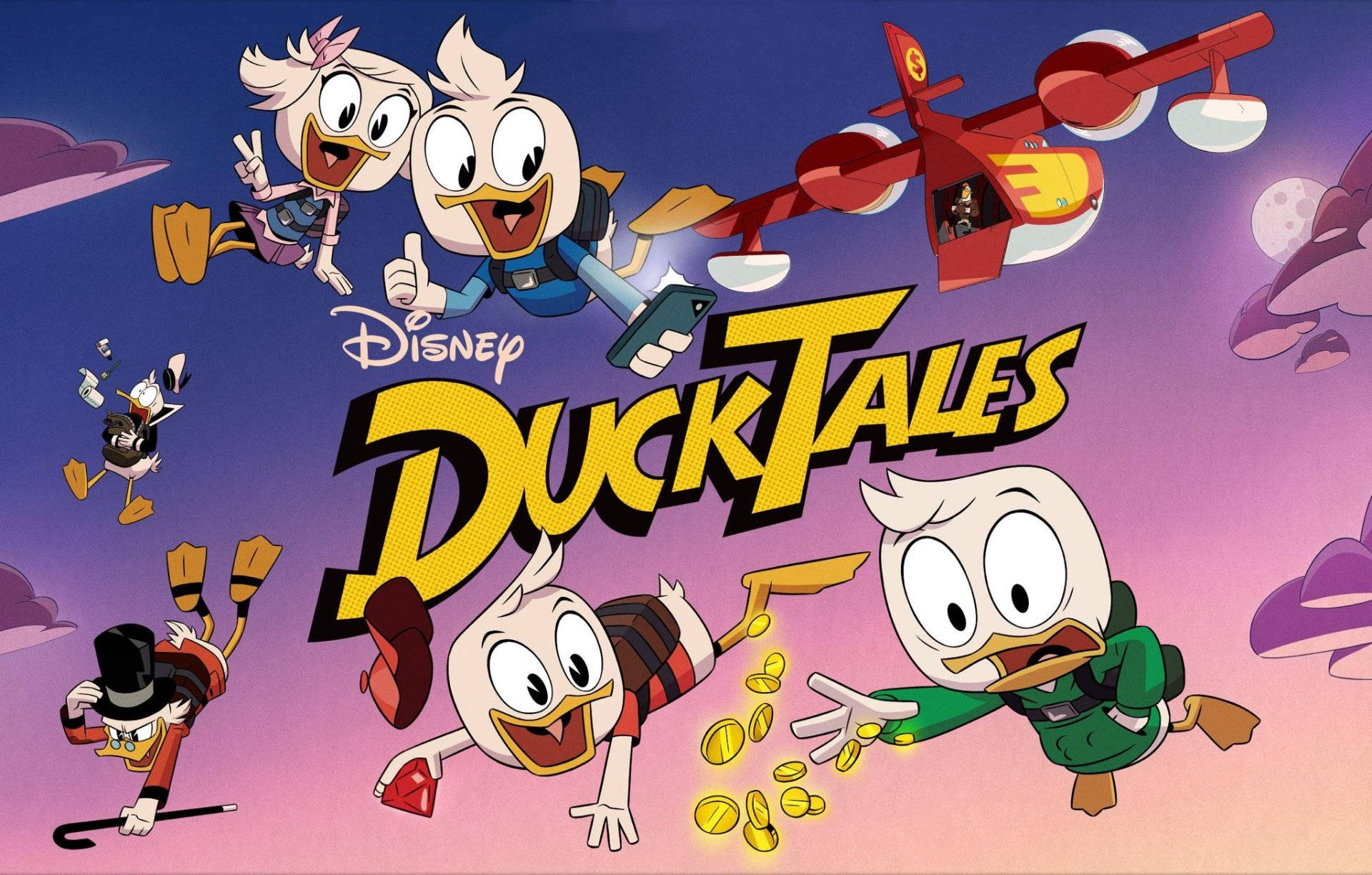 飛天鴨子歷險記 壁紙 — DuckTales 角色在紫色日落背景下，與紅色飛機和掉落的金幣一起翱翔於充滿活力的天空。