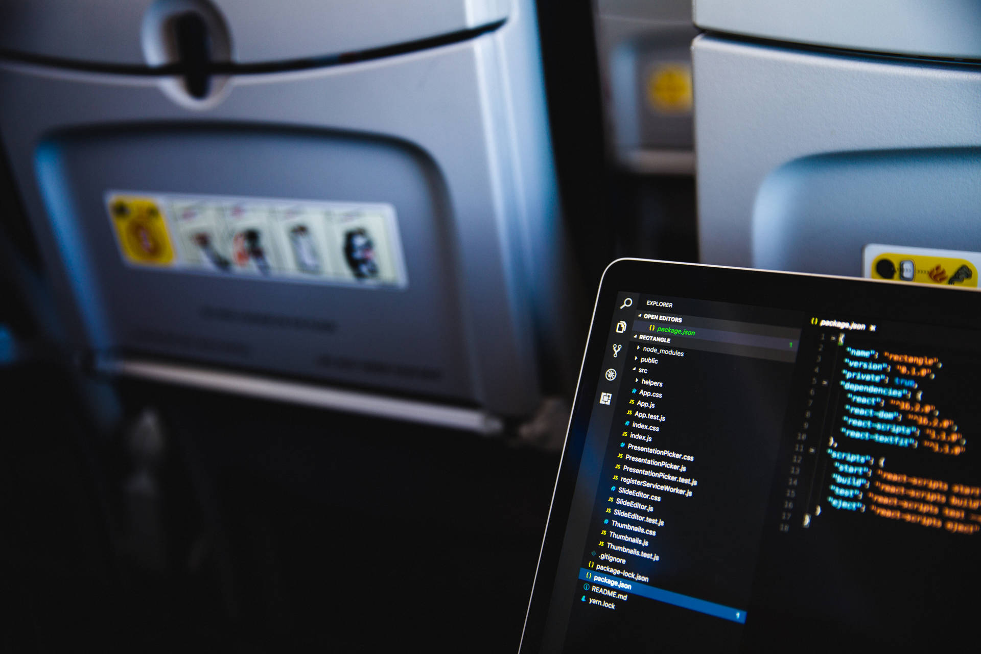 筆記型電腦在飛機托盤桌上顯示代碼